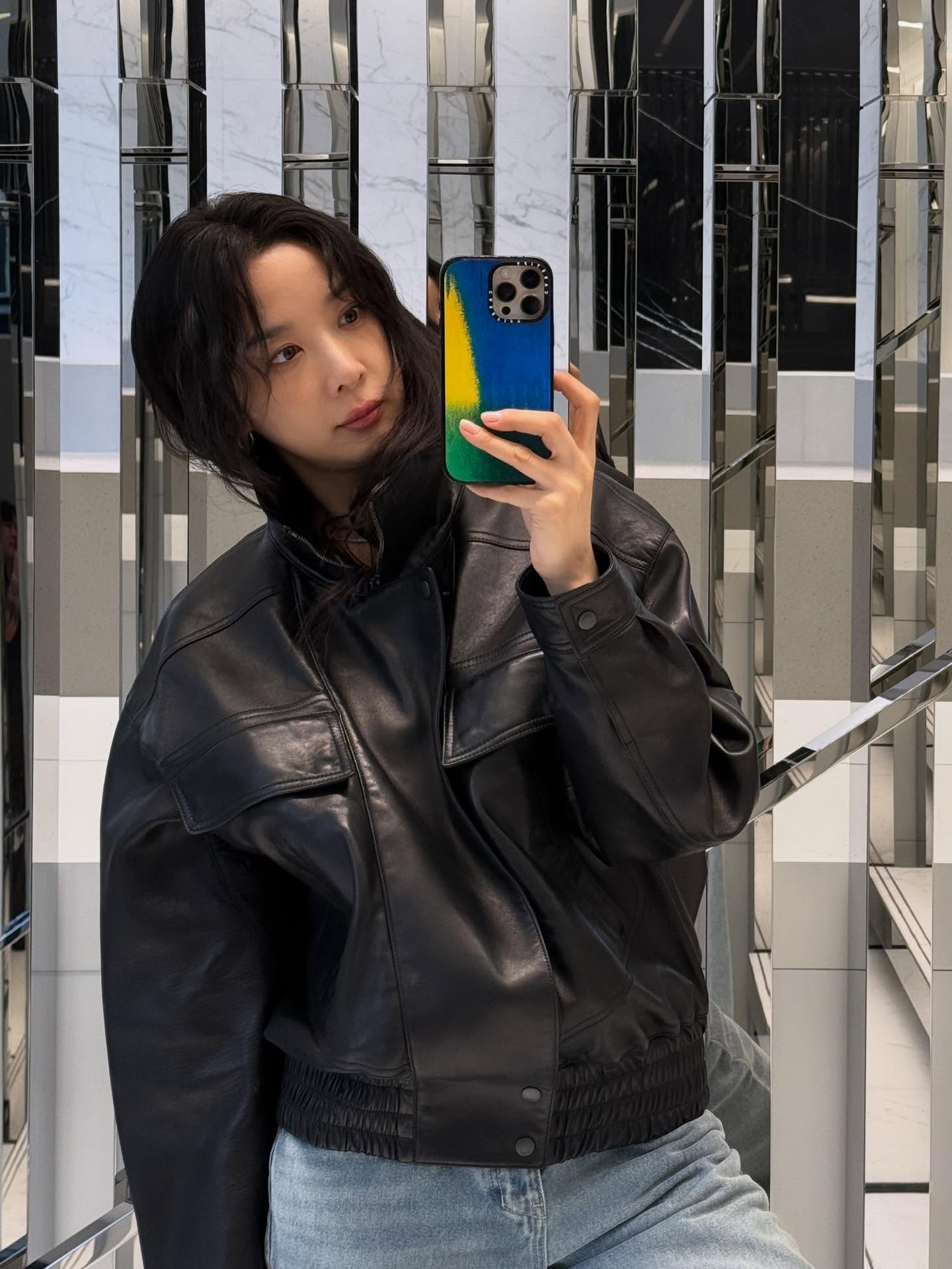 아우터의 계절이 다가왔으니🎶 뭐 입을지 고민된다면🤔🔍가죽 재킷으로 분위기 바꿔보자  가을이면 다양한 아우터들이 떠오르지만, 분위기를 단번에 바꿔주는 건 역시 가죽 재킷입니다. 묵직한 존재감과 질감 덕분에 캐주얼과 모던 룩에도 잘 어울리며 계절감을 한층 깊게 만들어주죠. 그럼 셀럽들이 착용한 가죽 재킷 2가지를 살펴봅시다.  1. 생로랑 플러지드 보머 재킷, 900만 원대 이청아가 착용한 가죽 재킷은 클래식한 보머 재킷에 현대적인 감각을 더한 아이템으로 하이넥 스타일과 셔츠 칼라 실루엣으로 연출할 수 있는 레귤러 핏 재킷입니다. 데님 팬츠와 매치하면 시크하면서도 데일리룩으로 쉽게 활용 가능합니다.  2. 미우미우 더블 브레스티드 카방 재킷, 1000만 원대 민니가 입은 재킷은 바이커 스타일 실루엣에  송아지 가죽을 핸드 가공해 은은한 음영과 대비를 살리고, 하프 벨트로 허리 라인을 강조하죠. 이 재킷에 화이트 원피스를 매치하면 빈티지 감성이 묻어나면서도 세련된 룩을 연출할 수 있습니다. 이미지