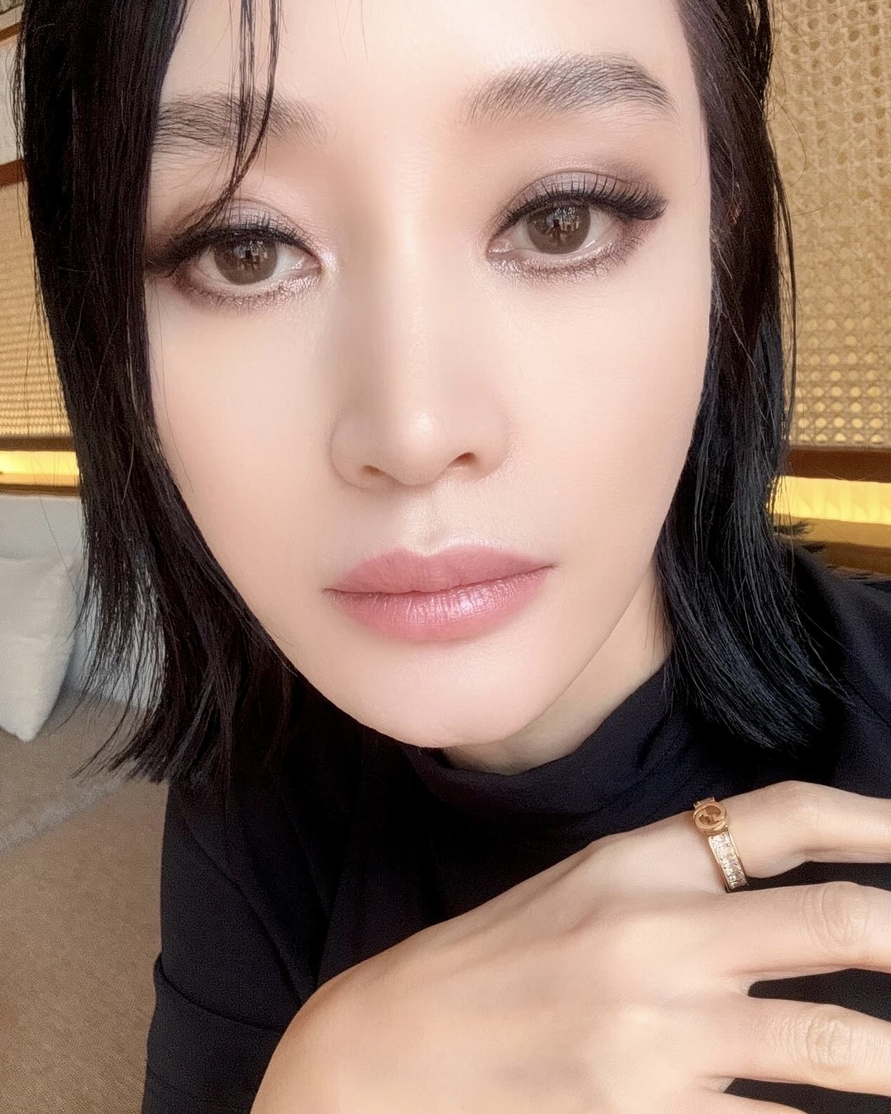 스모키로 한층 더 쿨해진 언니들👀
한 번 보면 헤어나올 수 없는 스모키 마법🧚🏻😎그 매력에 빠져보자 이미지6