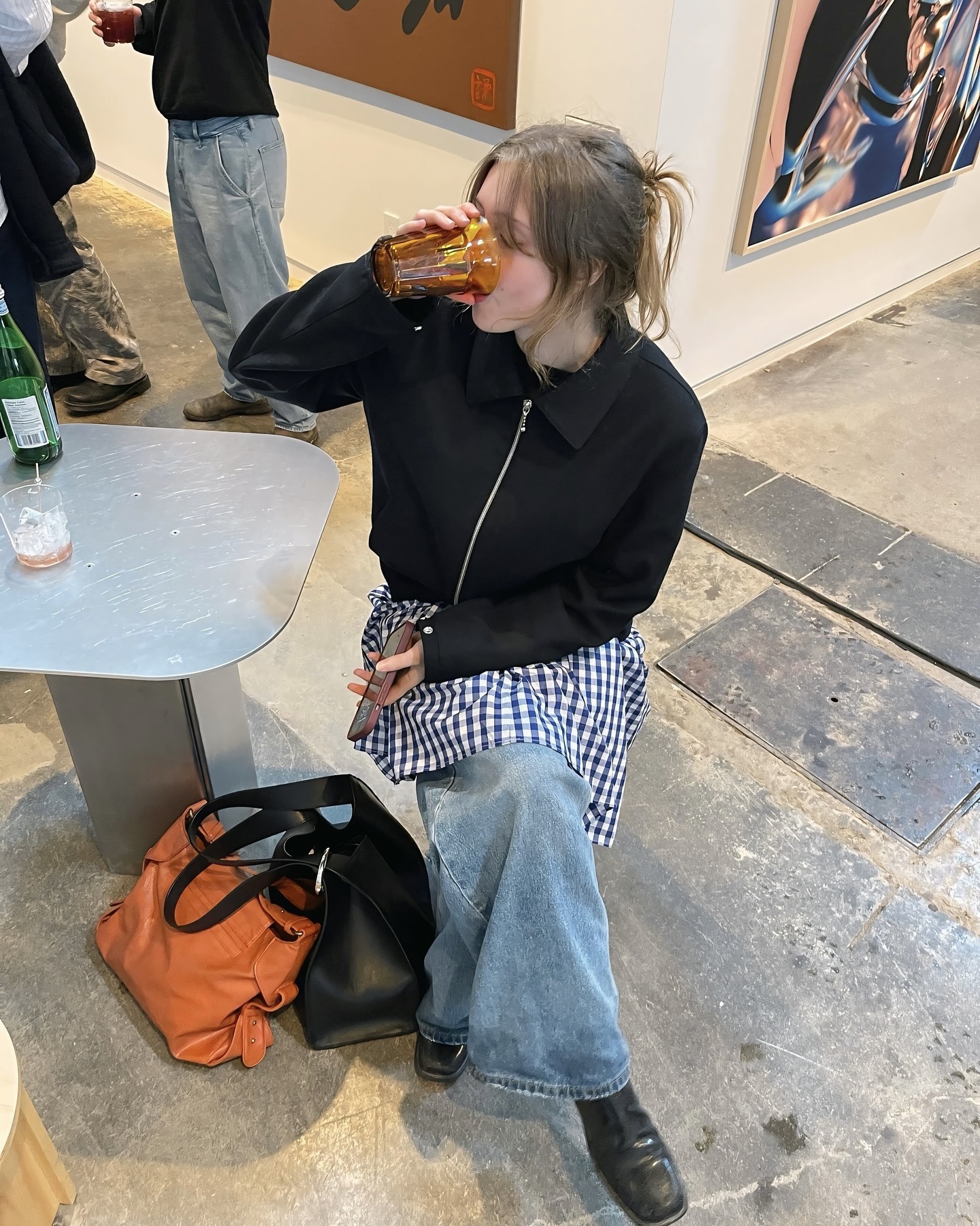 치마야? 바지야? 레이어드 결정판🔍
한 벌로 두 가지 무드를 완성하는 이중 매력 스칸트💖💞알아보자
작년부터 레이어드가 트렌드로 자리 잡으면서, 스칸트 패션 역시 다시 주목받고 있습니다.
1990년대 말과 2000년대 초반 Y2K 감성이 떠오르면서 스칸트가 재해석되었죠. 바지 위에 스커트를 겹쳐 연출하는 치마바지 스타일링은 활동성 있으면서 여성스러운 무드를 더해줍니다.
스칸트 패션은 매치하는 소재와 실루엣에 따라 분위기가 달라지는데요. 시스루는 페미닌한 무드를, 체크와 매치하면 프레피 감성을, 톤온톤 조합은 입체적이고 세련된 룩을 완성할 수 있죠. 
단순한 레트로 아이템을 넘어, 스칸트 패션은 실용성과 개성을 동시에 드러낼 수 있는 뉴트로 스타일로 자리 잡았습니다. 이미지3