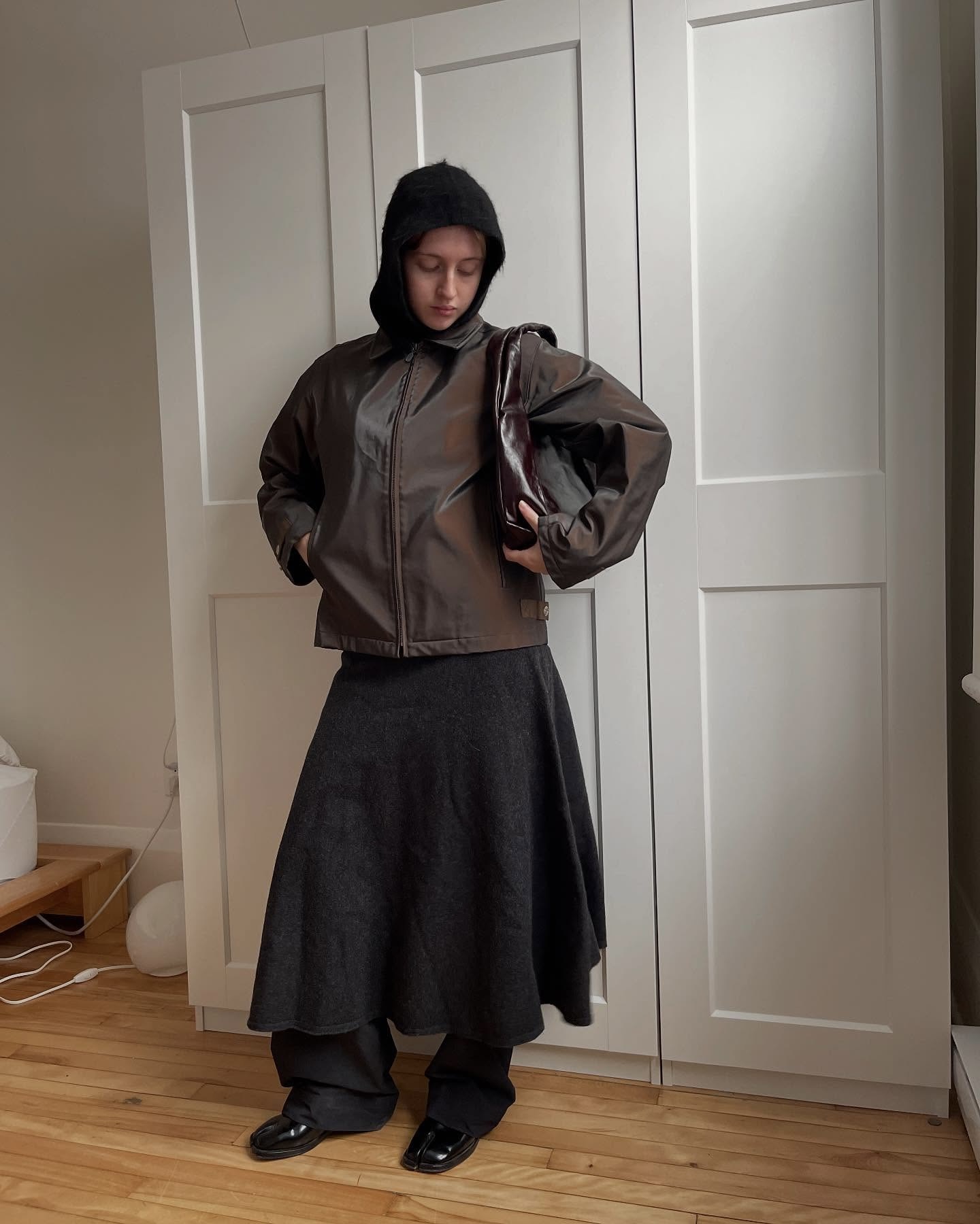 치마야? 바지야? 레이어드 결정판🔍
한 벌로 두 가지 무드를 완성하는 이중 매력 스칸트💖💞알아보자
작년부터 레이어드가 트렌드로 자리 잡으면서, 스칸트 패션 역시 다시 주목받고 있습니다.
1990년대 말과 2000년대 초반 Y2K 감성이 떠오르면서 스칸트가 재해석되었죠. 바지 위에 스커트를 겹쳐 연출하는 치마바지 스타일링은 활동성 있으면서 여성스러운 무드를 더해줍니다.
스칸트 패션은 매치하는 소재와 실루엣에 따라 분위기가 달라지는데요. 시스루는 페미닌한 무드를, 체크와 매치하면 프레피 감성을, 톤온톤 조합은 입체적이고 세련된 룩을 완성할 수 있죠. 
단순한 레트로 아이템을 넘어, 스칸트 패션은 실용성과 개성을 동시에 드러낼 수 있는 뉴트로 스타일로 자리 잡았습니다. 이미지4