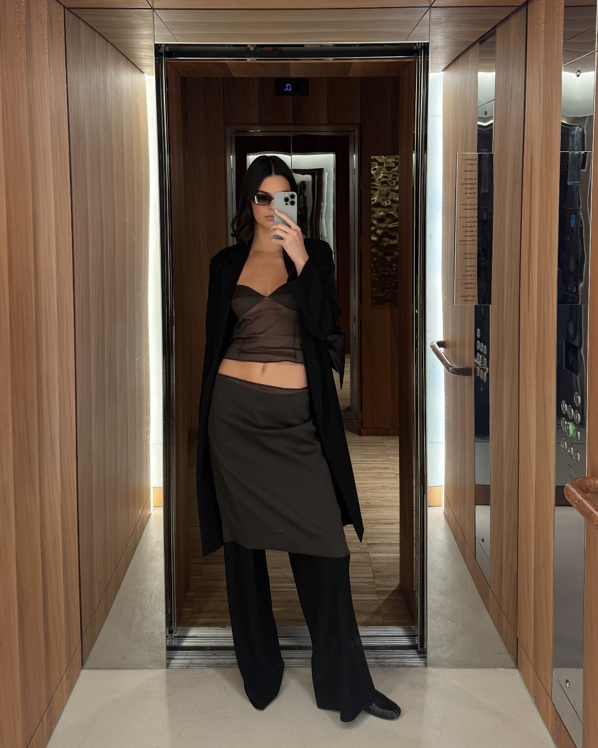 치마야? 바지야? 레이어드 결정판🔍
한 벌로 두 가지 무드를 완성하는 이중 매력 스칸트💖💞알아보자
작년부터 레이어드가 트렌드로 자리 잡으면서, 스칸트 패션 역시 다시 주목받고 있습니다.
1990년대 말과 2000년대 초반 Y2K 감성이 떠오르면서 스칸트가 재해석되었죠. 바지 위에 스커트를 겹쳐 연출하는 치마바지 스타일링은 활동성 있으면서 여성스러운 무드를 더해줍니다.
스칸트 패션은 매치하는 소재와 실루엣에 따라 분위기가 달라지는데요. 시스루는 페미닌한 무드를, 체크와 매치하면 프레피 감성을, 톤온톤 조합은 입체적이고 세련된 룩을 완성할 수 있죠. 
단순한 레트로 아이템을 넘어, 스칸트 패션은 실용성과 개성을 동시에 드러낼 수 있는 뉴트로 스타일로 자리 잡았습니다. 이미지6