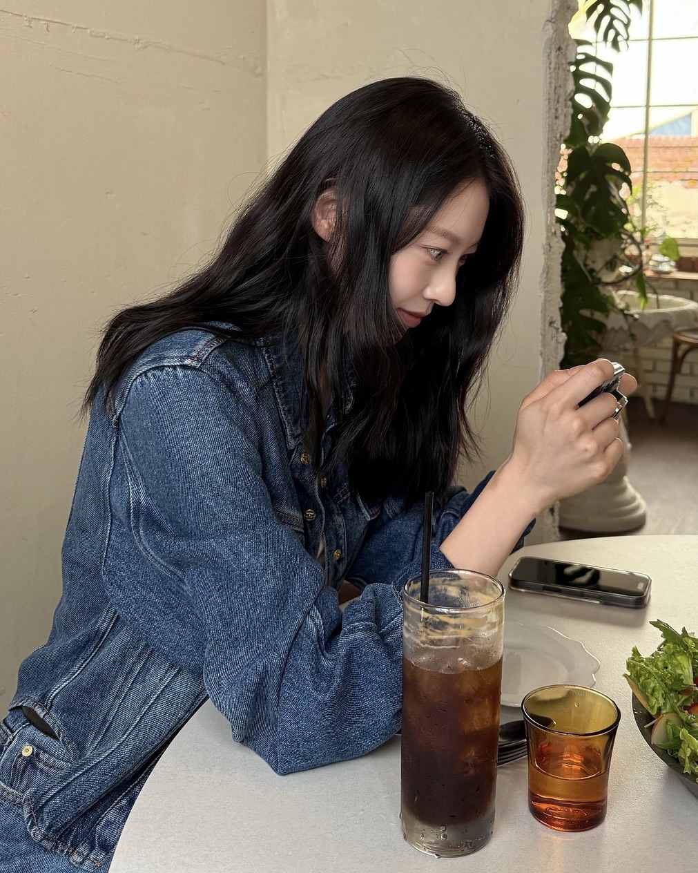 하나만 고르기 힘들걸?💙 취향별로 준비한 간절기 데님 자켓 3가지🧥✨  간절기에 입기 좋은 아우터, 지금 소개해드릴게요.  1. 가니 데님 코르셋 셔츠, 40만 원대 공승연이 착용한 데님 셔츠는 크롭 기장의 코르셋 디테일과 곡선 소매가 특징입니다. 화이트 이너와 데님 팬츠를 셋업으로 매치해 내추럴한 데일리룩을 완성했습니다.  2. 마린세르 문 레이저 크롭 재킷, 100만 원대 김민주가 착용한 데님 재킷은 문 패턴이 새겨진 크롭 기장으로, 프런트 포켓과 버튼 디테일이 특징입니다. 같은 문 패턴 스커트와 셋업으로 매치해 트렌디한 스타일을 완성했습니다.  3. 골든구스 워시드 핑크 보머 데님 재킷, 100만 원대 김유정이 착용한 데님 재킷은 파스텔 핑크 컬러에 밑단 셔링 디테일과 뒷면 더블 스타 장식이 돋보이는 아이템입니다. 블랙 미니 스커트와 매치해 간절기 데일리룩을 완성할 수 있습니다. 이미지