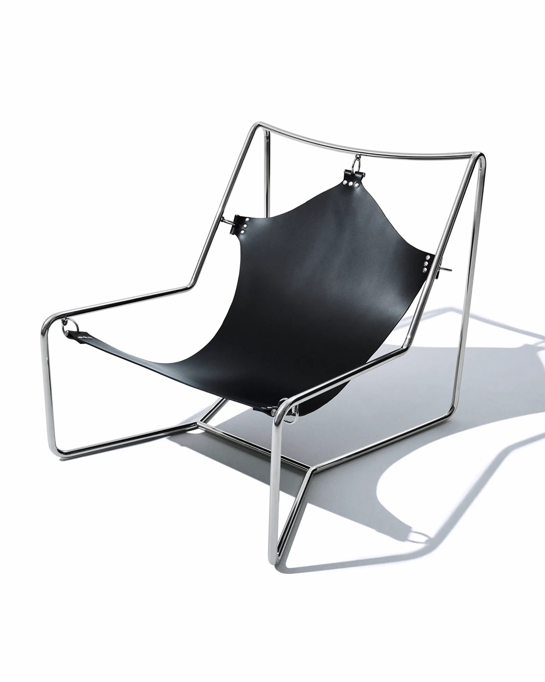 자라 50주년 리미티드 컬렉션?!🛍️
50명의 거장이 만든 50가지 특별한 순간, 10월 6일 발매 🎉👠
자라는 2025년 10월 6일, 창립 50주년을 기념하여 패션과 디자인 분야의 유명 인사 50명과 협업한 한정판 컬렉션을 출시합니다. 참여 디자이너로는 안나 수이, 케이트 모스, 신디 크로포드, 나오미 캠벨, 로살리아, 스티븐 마이젤, 마크 뉴슨, 악셀 베르보르트 등 다양한 분야에서 활약하는 인물들이 포함되었는데요.
각 디자이너는 의류, 액세서리, 가구, 향수 등 총 50개의 독특한 아이템을 디자인하였으며, 자라 공식 온라인 스토어와 일부 오프라인 매장에서 만나볼 수 있습니다. 판매 수익금은 여성 환경 보호 단체 Women's Earth Alliance에 기부될 예정입니다. 이미지2