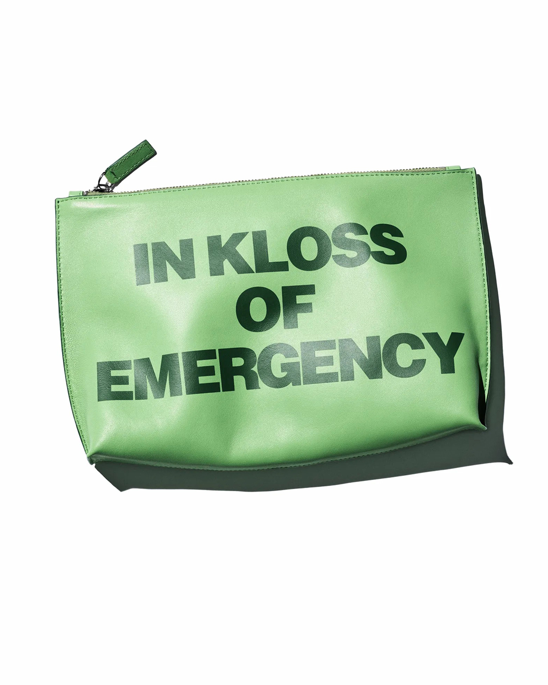 자라 50주년 리미티드 컬렉션?!🛍️
50명의 거장이 만든 50가지 특별한 순간, 10월 6일 발매 🎉👠
자라는 2025년 10월 6일, 창립 50주년을 기념하여 패션과 디자인 분야의 유명 인사 50명과 협업한 한정판 컬렉션을 출시합니다. 참여 디자이너로는 안나 수이, 케이트 모스, 신디 크로포드, 나오미 캠벨, 로살리아, 스티븐 마이젤, 마크 뉴슨, 악셀 베르보르트 등 다양한 분야에서 활약하는 인물들이 포함되었는데요.
각 디자이너는 의류, 액세서리, 가구, 향수 등 총 50개의 독특한 아이템을 디자인하였으며, 자라 공식 온라인 스토어와 일부 오프라인 매장에서 만나볼 수 있습니다. 판매 수익금은 여성 환경 보호 단체 Women's Earth Alliance에 기부될 예정입니다. 이미지5