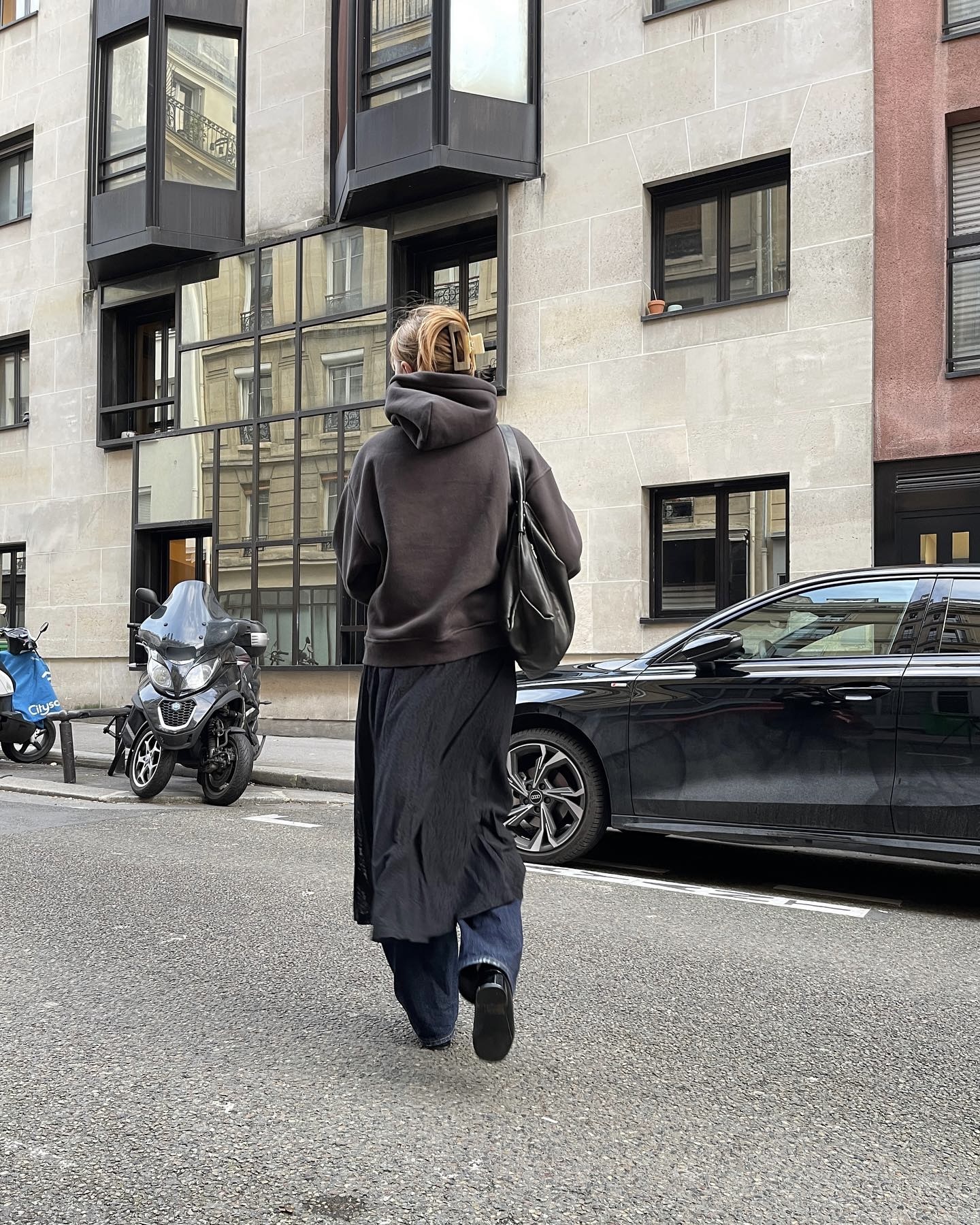 치마야? 바지야? 레이어드 결정판🔍
한 벌로 두 가지 무드를 완성하는 이중 매력 스칸트💖💞알아보자
작년부터 레이어드가 트렌드로 자리 잡으면서, 스칸트 패션 역시 다시 주목받고 있습니다.
1990년대 말과 2000년대 초반 Y2K 감성이 떠오르면서 스칸트가 재해석되었죠. 바지 위에 스커트를 겹쳐 연출하는 치마바지 스타일링은 활동성 있으면서 여성스러운 무드를 더해줍니다.
스칸트 패션은 매치하는 소재와 실루엣에 따라 분위기가 달라지는데요. 시스루는 페미닌한 무드를, 체크와 매치하면 프레피 감성을, 톤온톤 조합은 입체적이고 세련된 룩을 완성할 수 있죠. 
단순한 레트로 아이템을 넘어, 스칸트 패션은 실용성과 개성을 동시에 드러낼 수 있는 뉴트로 스타일로 자리 잡았습니다. 이미지8