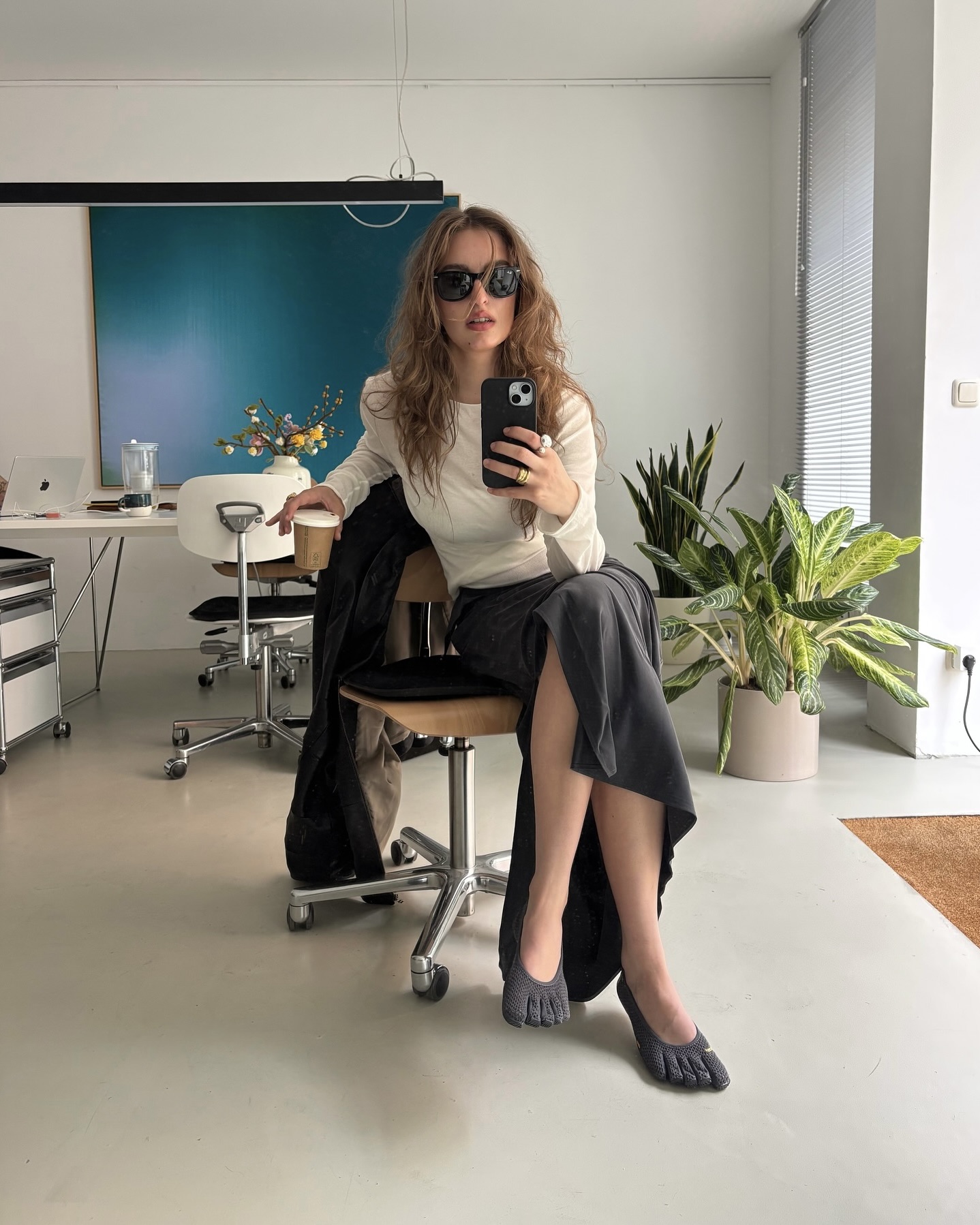 무지 긴팔티의 매력에 빠져보세요🤍
가볍게 입어도 센스 있게, 심플함으로 완성하는 데일리룩🎀 이미지3