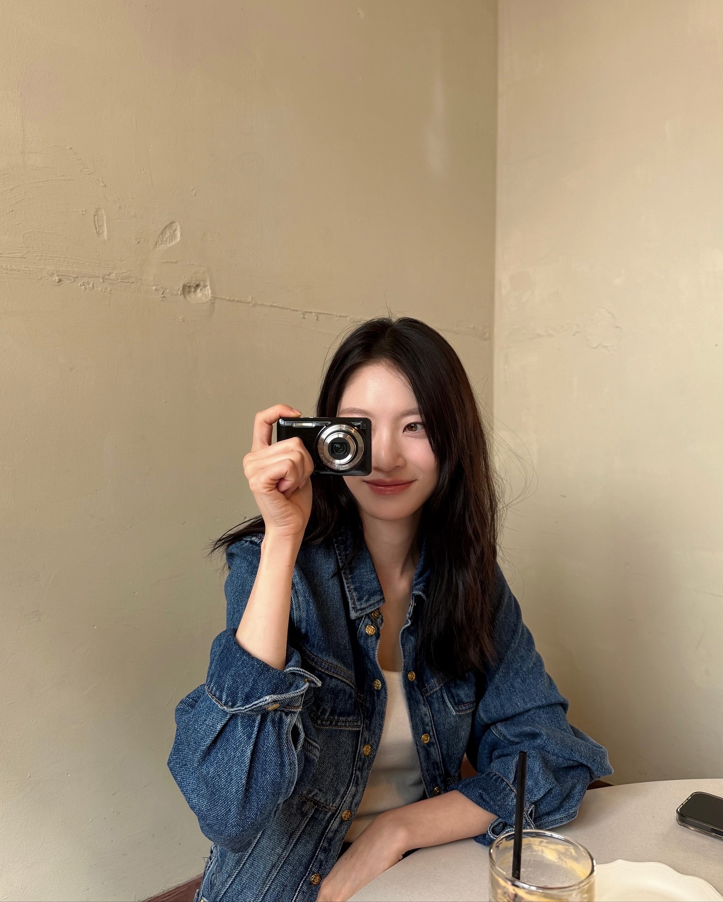 하나만 고르기 힘들걸?💙
취향별로 준비한 간절기 데님 자켓 3가지🧥✨

간절기에 입기 좋은 아우터, 지금 소개해드릴게요.

1. 가니 데님 코르셋 셔츠, 40만 원대
공승연이 착용한 데님 셔츠는 크롭 기장의 코르셋 디테일과 곡선 소매가 특징입니다. 화이트 이너와 데님 팬츠를 셋업으로 매치해 내추럴한 데일리룩을 완성했습니다.

2. 마린세르 문 레이저 크롭 재킷, 100만 원대
김민주가 착용한 데님 재킷은 문 패턴이 새겨진 크롭 기장으로, 프런트 포켓과 버튼 디테일이 특징입니다. 같은 문 패턴 스커트와 셋업으로 매치해 트렌디한 스타일을 완성했습니다.

3. 골든구스 워시드 핑크 보머 데님 재킷, 100만 원대
김유정이 착용한 데님 재킷은 파스텔 핑크 컬러에 밑단 셔링 디테일과 뒷면 더블 스타 장식이 돋보이는 아이템입니다. 블랙 미니 스커트와 매치해 간절기 데일리룩을 완성할 수 있습니다. 이미지2
