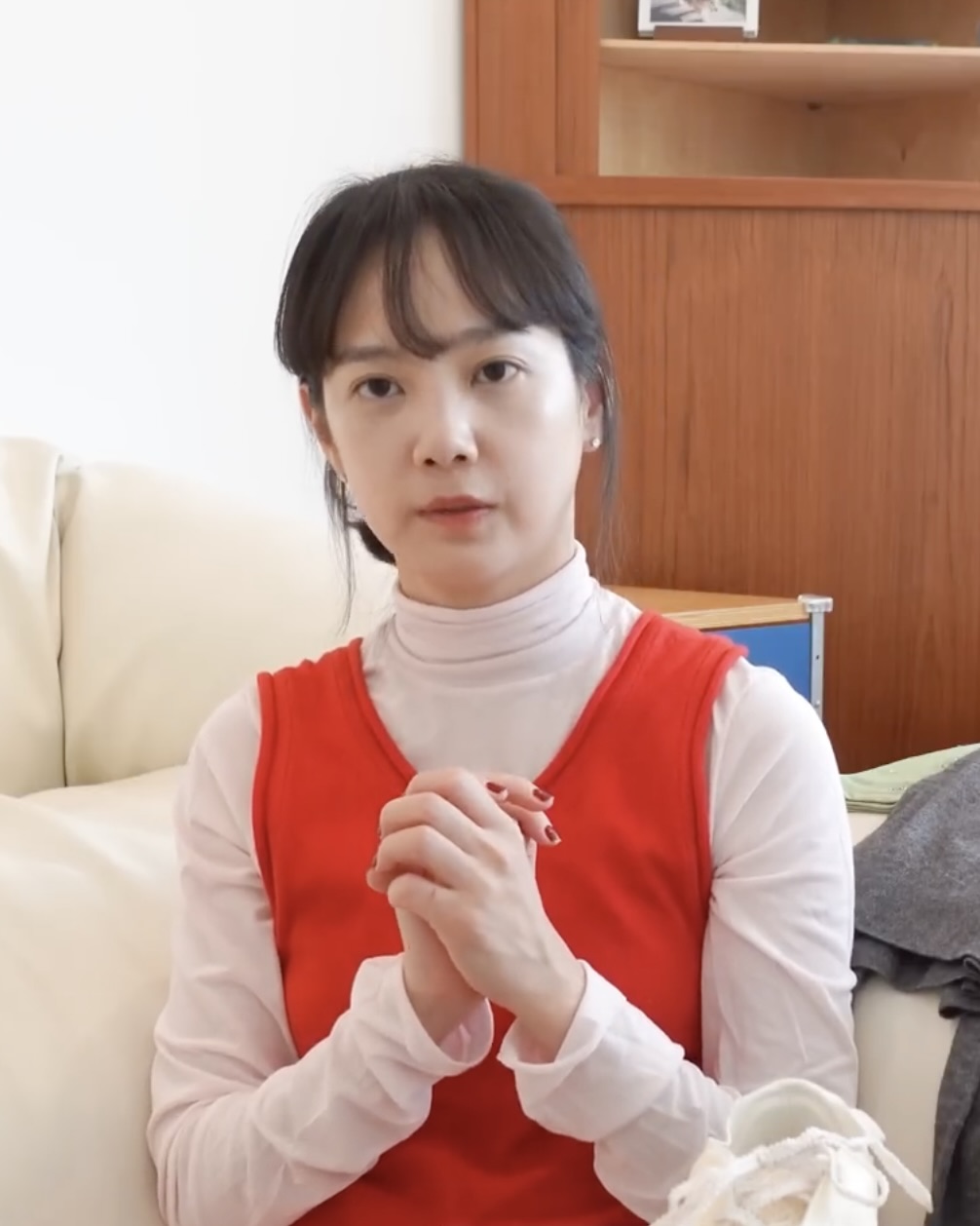 느-좋 승아 언니의 가을템이라고?
가을룩 장만하기 전🛒✅승아언니 가을템 참고해 보자

윤승아의 가을 아이템 3가지, 함께 살펴볼까요?

1. 새티스파이 더 라커, 40만 원대
단순한 러닝화를 넘어 트렌디한 디자인이 돋보이는 아이템으로, 메시 구조로 통기성이 뛰어나 장거리 러닝에도 편안하며, 뛰어난 그립감 덕분에 러닝화로 신기 좋은 신발입니다. 

2. 언필 하이 트위스트 코튼 셔 저지 터틀넥 티, 14만 원대
넥과 소매 끝단이 절단된 것처럼 컷 오프 마감이 돋보이는 아이템으로, 약간의 시어함이 느껴지는 부드러운 코튼 소재를 활용했습니다. 단독으로도, 이너로도 활용 가능한 긴 소매 하이넥 티셔츠입니다.

3. 마시모 두띠 우 블렌드 니트 브이넥 스웨터, 10만 원대
브이넥 디자인으로 목선을 드러내 답답함을 덜었으며, 울 혼방 원단으로 부드럽고 가벼워 간절기에 입기 좋은 아이템입니다. 데님 팬츠와 매치하면 캐주얼하면서도 모던한 룩을 완성할 수 있습니다. 이미지