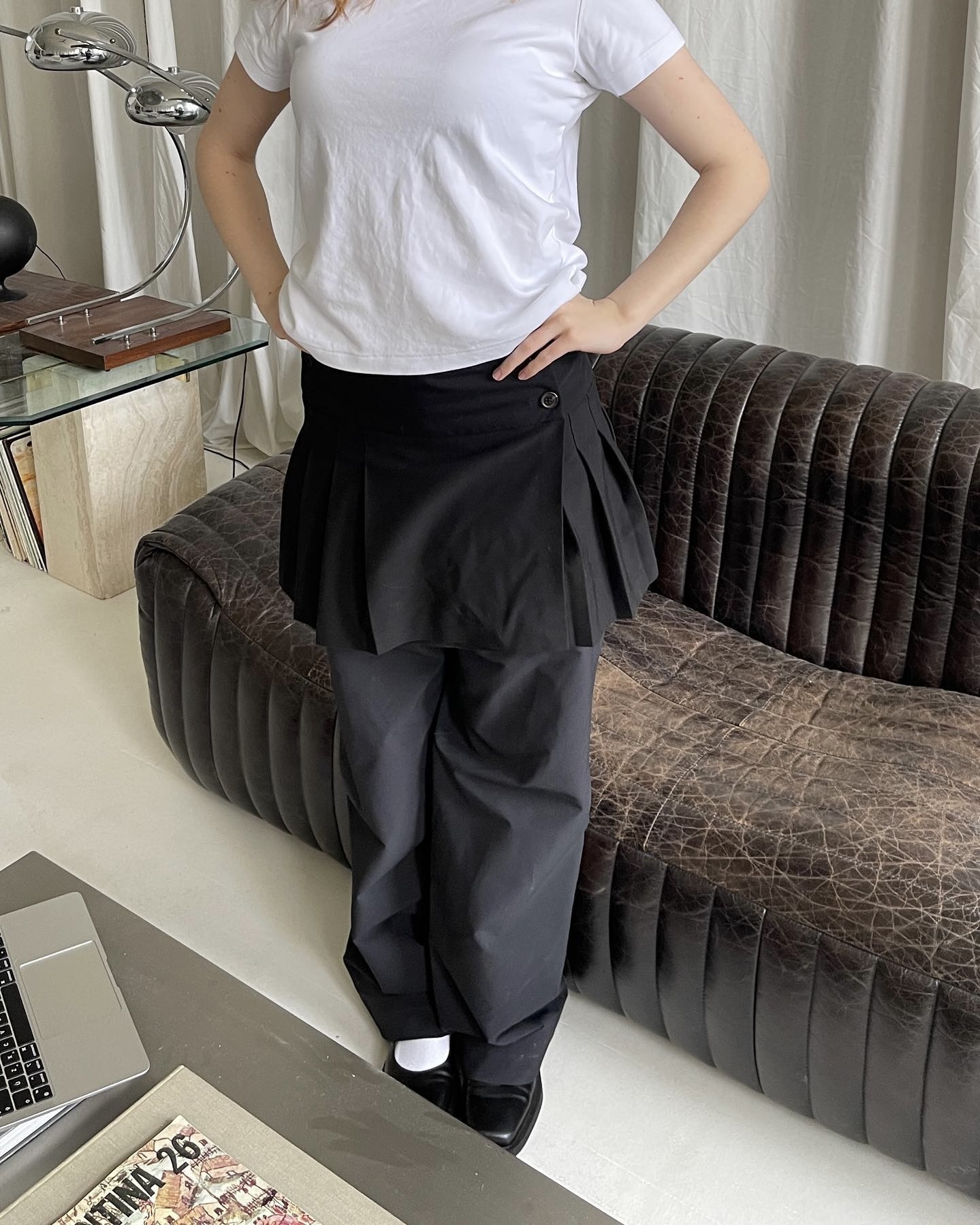 치마야? 바지야? 레이어드 결정판🔍
한 벌로 두 가지 무드를 완성하는 이중 매력 스칸트💖💞알아보자
작년부터 레이어드가 트렌드로 자리 잡으면서, 스칸트 패션 역시 다시 주목받고 있습니다.
1990년대 말과 2000년대 초반 Y2K 감성이 떠오르면서 스칸트가 재해석되었죠. 바지 위에 스커트를 겹쳐 연출하는 치마바지 스타일링은 활동성 있으면서 여성스러운 무드를 더해줍니다.
스칸트 패션은 매치하는 소재와 실루엣에 따라 분위기가 달라지는데요. 시스루는 페미닌한 무드를, 체크와 매치하면 프레피 감성을, 톤온톤 조합은 입체적이고 세련된 룩을 완성할 수 있죠. 
단순한 레트로 아이템을 넘어, 스칸트 패션은 실용성과 개성을 동시에 드러낼 수 있는 뉴트로 스타일로 자리 잡았습니다. 이미지5