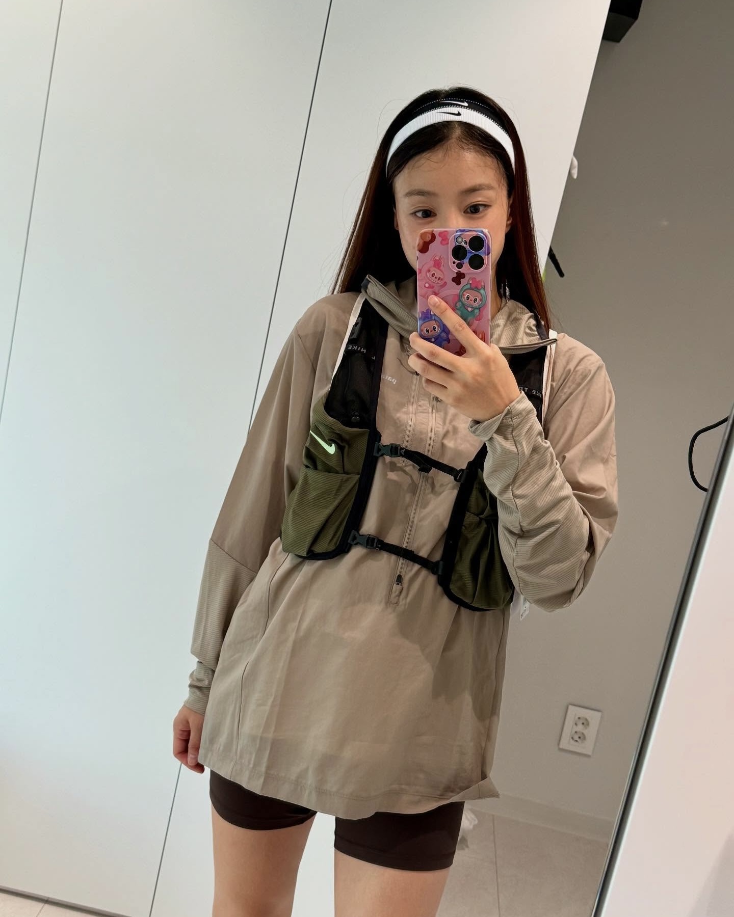 계절 바뀌면 러너 옷도 바꿔야 해💦 러너들이 좋아할 가을 러닝 필수템 리스트✅💨 함께 살펴보자  가을 러닝에 착용하기 좋은 아이템 3가지를 소개합니다.  1. 파타고니아 에어셰드 프로 풀오버, 21만 원대  초경량 리사이클 폴리에스터 소재를 활용해 발수성과 통기성이 뛰어난 제품입니다. 후드와 소매 아랫부분은 스트레치 니트 소재가 더해져 편안한 착용감이 특징이죠.   2. 나이키 트레일 2.0, 16만 원대  경략 메쉬 소재를 활용해 통기성이 좋고 장시간 착용에도 쾌적함을 유지시키죠. 가슴과 측면의 조절식 스트랩 디테일이 있어 체형에 맞게 핏을 조절할 수 있고, 전면 4개의 포켓이 있어 소지품을 휴대하기 좋습니다.   3.아크테릭스 스쿼미시 후디, 20만 원대  가볍고 얇은 나일론 소재를 활용해 바람을 효과적으로 차단하면서도 뛰어난 통기성이 특징이죠. 레귤러 핏 실루엣으로 베스트를 부담 없이 착용할 수 있고, 가슴 포켓에 자켓을 압축해 보관할 수 있어 다양한 야외운동에 착용하기 좋습니다. 이미지