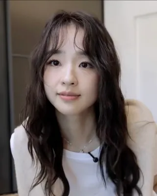 연재 언니랑 같이 가을 쇼핑할래?🛍️
가을 옷 고민된다면🍁💡손연재픽 가을템과 패션팁까지 알고가자
손연재가 추천하는 타미 가을템과 스타일링법을 참고해 보세요.
1. 소프트 울 케이블 가디건, 20만 원대
케이블 니트 패턴이 돋보이는 울 혼방 소재의 가디건으로, 레귤러 핏으로 데일리하게 입기 좋습니다. 데님 팬츠와 매치하면 심플하면서 세련된 출근룩으로 활용할 수 있습니다.
2. 에센셜 포플린 셔츠, 19만 원대
클래식한 스트라이프 패턴이 돋보이는 이 셔츠는 매끈한 코튼 포플린 소재로 레귤러 핏과 셔츠 끝단은 살짝 곡선 처리된 셔츠 끝단이 특징이죠. 니트와 레이어드하면 모던한 프레피 룩을 연출해 줍니다.
3. 니트 후디, 40만 원대
루즈핏 실루엣의 니트 후디는 가벼운 캐시미어 소재에 밑단과 소매 끝단의 립 디테일이 있어 데일리로 활용하기 좋습니다. 니트 팬츠와 매치하면 홈웨어 느낌의 원마일웨어 룩을 완성할 수 있습니다.
4. 니트 와이드 팬츠, 40만 원대
니트 팬츠는 부드러운 캐시미어 소재를 활용해 피부 자극 없고 와이드 핏의 허리 밴딩으로 편안하게 착용하기 좋습니다. 화이트 티셔츠와 매치하면 캐주얼한 꾸안꾸룩을 완성할 수 있습니다. 이미지