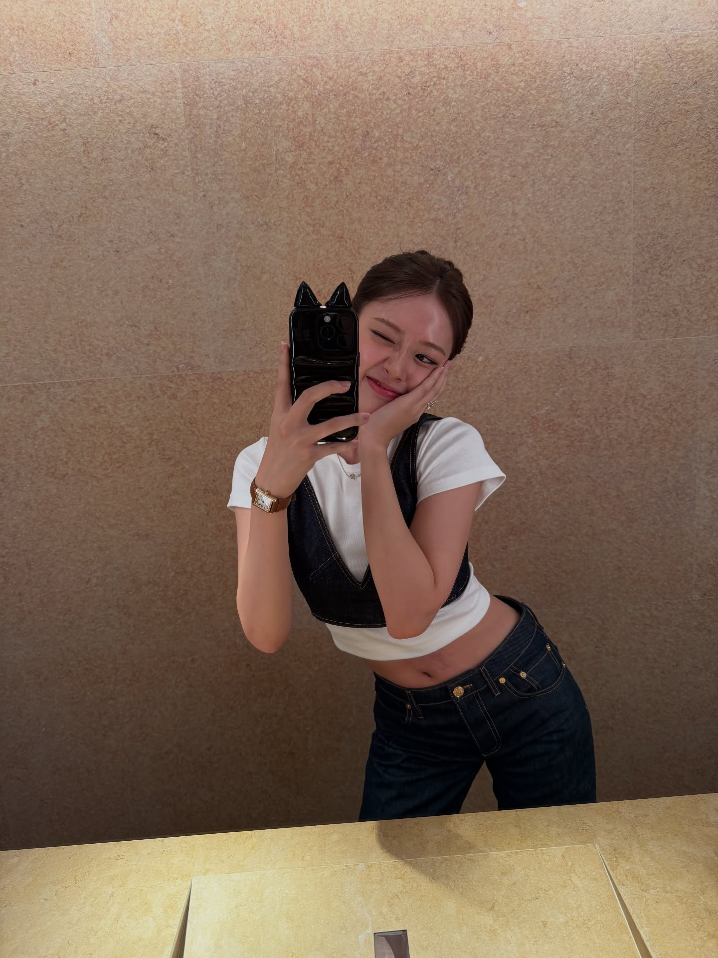 시계 유목민들이라면 반할 조녜템💖
셀럽들의 취향을 싹 쓸어 담은 시계⏰🤎놓치면 후회할 거야

서로 다른 매력을 지닌 셀럽들의 시계 2가지를 소개합니다.

1. 론진 프리말루나 문페이즈, 800만 원대
수지가 착용한 시계는 달과 별 장식의 문페이즈 인디케이터 디테일이 포인트로 스테인리스 스틸과 18K 핑크 골드 투톤이 어우러져 고급스럽고 여성스러운 아이템입니다. 수지는 차분한 네이비 원피스와 매치해 우아하고 세련된 무드를 연출했습니다.

2. 까르띠에 탱크 루이, 1000만 원대
안유진이 찬 시계는 직선적인 골드 사각 실루엣으로 파랑색 블루 스틸 핸즈, 악어가죽 스트랩으로 클래식한 아이템입니다. 안유진은 화이트 티셔츠와 데님 뷔스티에 셋업에 매피해 캐주얼하면서도 프렌치 무드가 느껴지는 꾸안꾸 스타일을 완성했습니다. 이미지5
