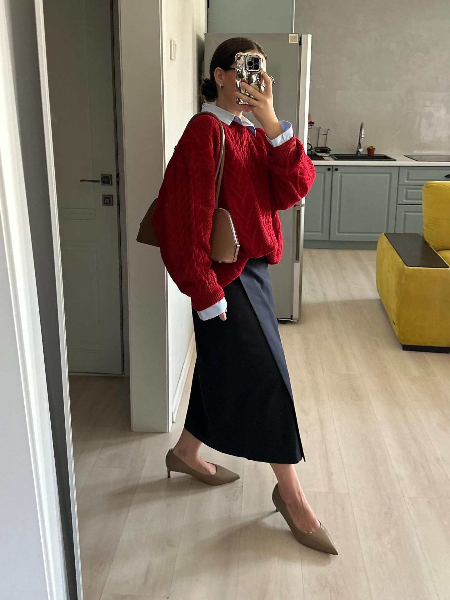 블랙 스커트로 완성하는 데일리룩🖤
다재다능한 블랙 스커트로 가을 분위기 제대로 느껴보자🎶🍂 이미지3