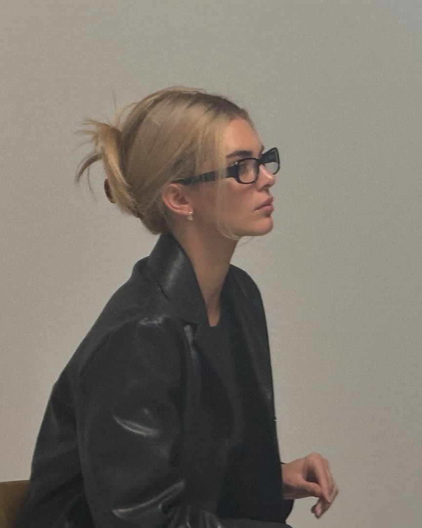 켄달 제너 안경이 30만 원 이하?💸
부담 없이 켄달 제너와 커플템 맞출 기회👓 당장 구입할래
켄달 제너가 실제로 착용해 화제가 된 안경 2가지를 소개합니다.
1. 치미 에디스, 28만 원대
켄달 제너가 착용해 화제가 되었던 이 안경은 부드럽게 가로로 와이드한 라운드 실루엣이 특징이죠. 2000년대 오피스 안경을 재해석한 미니멀하면서도 빈티지한 아이템입니다. 체크 원피스와 매치하면 시크하고 도시적인 무드를 연출할 수 있습니다.
2. 엘리사 존슨 에이버리 글로스 옵티컬 렌즈, 19만 원대
광택이 있는 블랙 컬러의 고급 아세테이트 소재를 활용해 가볍고 편안하게 착용할 수 있으며, 56mm 렌즈의 스퀘어 뿔테 디자인으로 다양한 얼굴형에 잘 어울리죠. 가죽 재킷과 매치하면 시크하고 모던한 룩을 완성할 수 있습니다. 이미지5