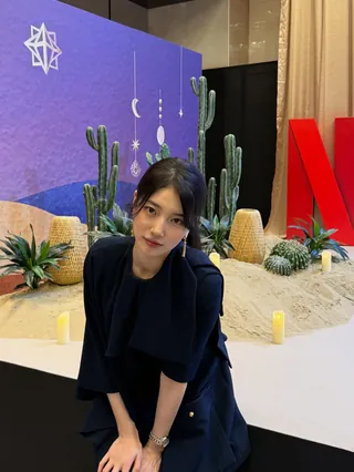 시계 유목민들이라면 반할 조녜템💖
셀럽들의 취향을 싹 쓸어 담은 시계⏰🤎놓치면 후회할 거야
서로 다른 매력을 지닌 셀럽들의 시계 2가지를 소개합니다.
1. 론진 프리말루나 문페이즈, 800만 원대
수지가 착용한 시계는 달과 별 장식의 문페이즈 인디케이터 디테일이 포인트로 스테인리스 스틸과 18K 핑크 골드 투톤이 어우러져 고급스럽고 여성스러운 아이템입니다. 수지는 차분한 네이비 원피스와 매치해 우아하고 세련된 무드를 연출했습니다.
2. 까르띠에 탱크 루이, 1000만 원대
안유진이 찬 시계는 직선적인 골드 사각 실루엣으로 파랑색 블루 스틸 핸즈, 악어가죽 스트랩으로 클래식한 아이템입니다. 안유진은 화이트 티셔츠와 데님 뷔스티에 셋업에 매피해 캐주얼하면서도 프렌치 무드가 느껴지는 꾸안꾸 스타일을 완성했습니다. 이미지