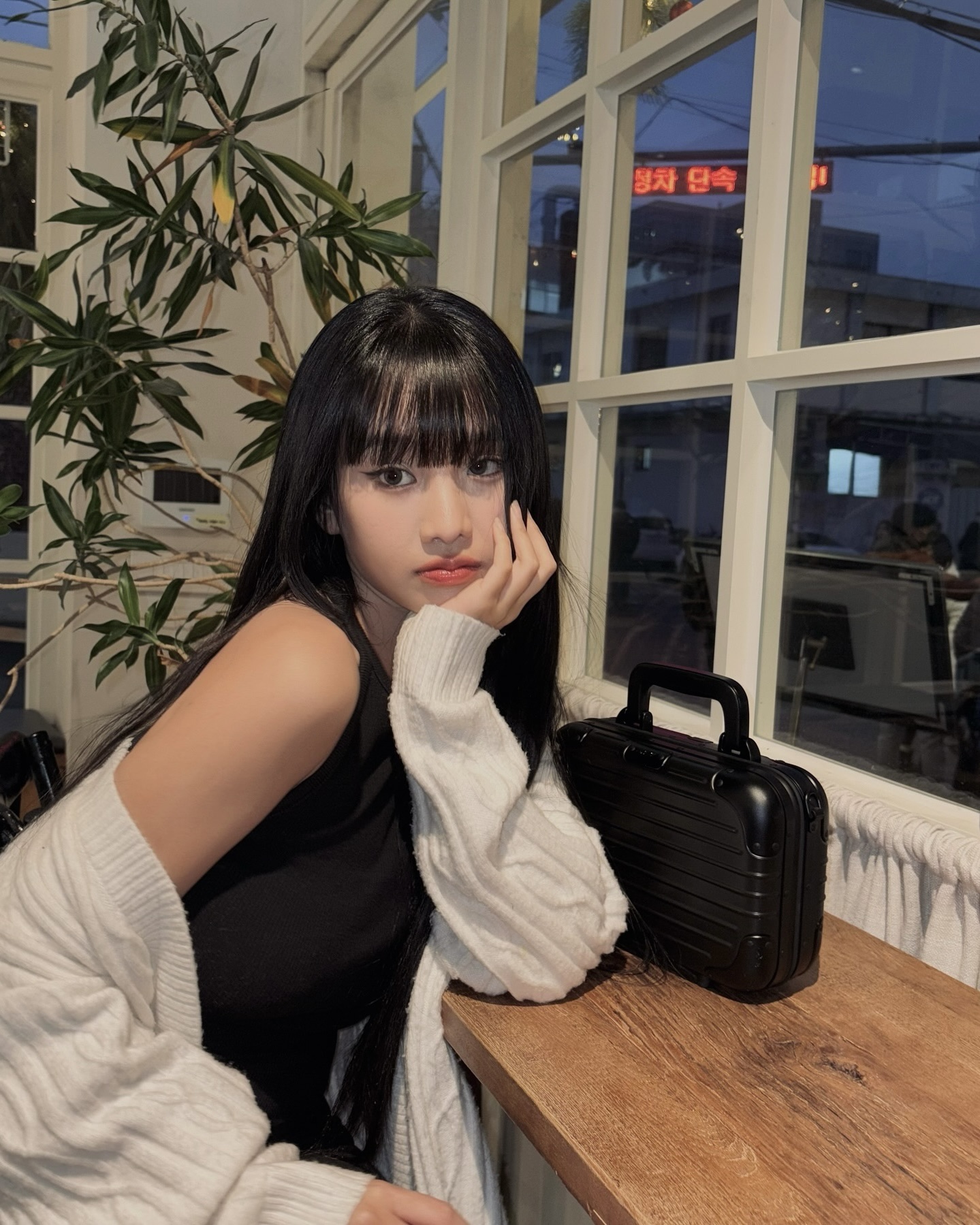 계절 바뀌면 헤어도 업데이트하자🐈‍⬛
가을에 옷만 바꿀 거야? 앞머리도 갈아타자 풀뱅으로🧚🏻✨ 이미지4