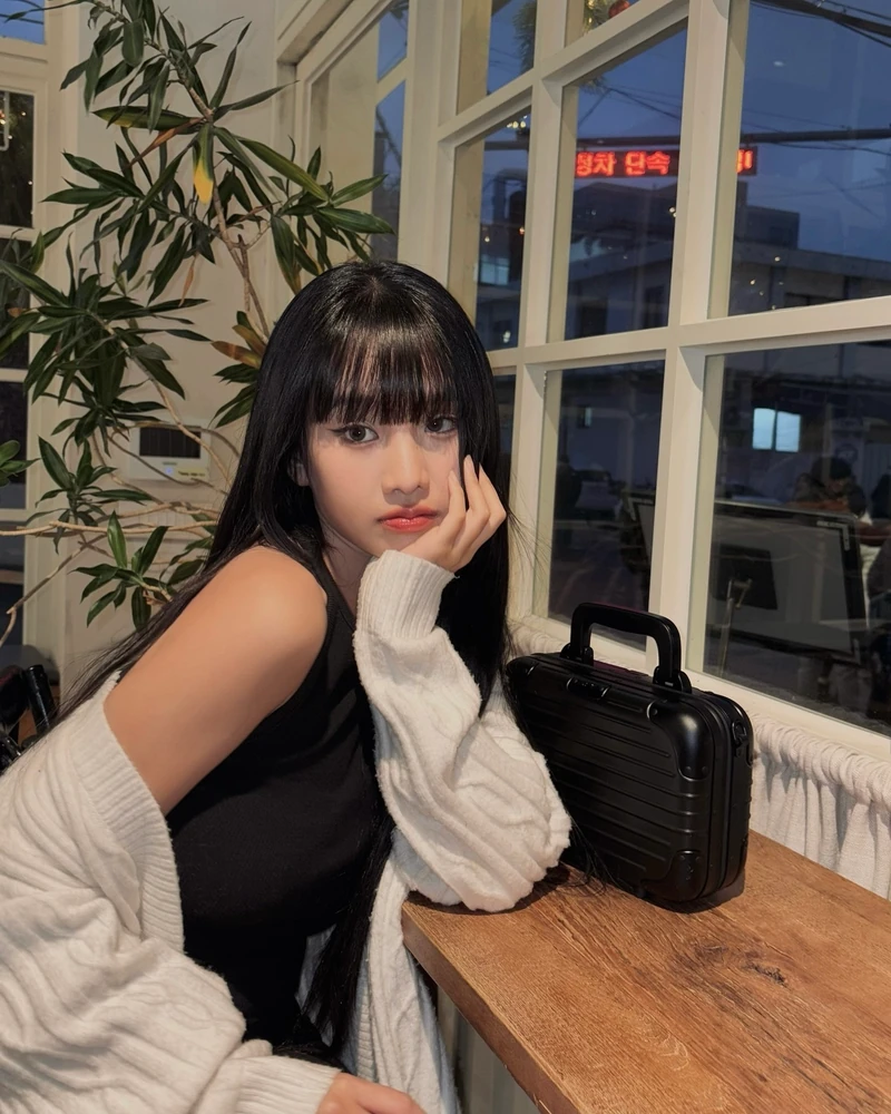계절 바뀌면 헤어도 업데이트하자🐈⬛
가을에 옷만 바꿀 거야? 앞머리도 갈아타자 풀뱅으로🧚🏻✨ 이미지4