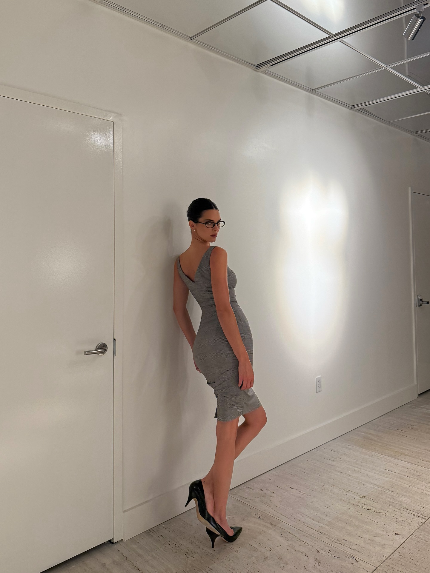 켄달 제너 안경이 30만 원 이하?💸
부담 없이 켄달 제너와 커플템 맞출 기회👓 당장 구입할래
켄달 제너가 실제로 착용해 화제가 된 안경 2가지를 소개합니다.
1. 치미 에디스, 28만 원대
켄달 제너가 착용해 화제가 되었던 이 안경은 부드럽게 가로로 와이드한 라운드 실루엣이 특징이죠. 2000년대 오피스 안경을 재해석한 미니멀하면서도 빈티지한 아이템입니다. 체크 원피스와 매치하면 시크하고 도시적인 무드를 연출할 수 있습니다.
2. 엘리사 존슨 에이버리 글로스 옵티컬 렌즈, 19만 원대
광택이 있는 블랙 컬러의 고급 아세테이트 소재를 활용해 가볍고 편안하게 착용할 수 있으며, 56mm 렌즈의 스퀘어 뿔테 디자인으로 다양한 얼굴형에 잘 어울리죠. 가죽 재킷과 매치하면 시크하고 모던한 룩을 완성할 수 있습니다. 이미지2