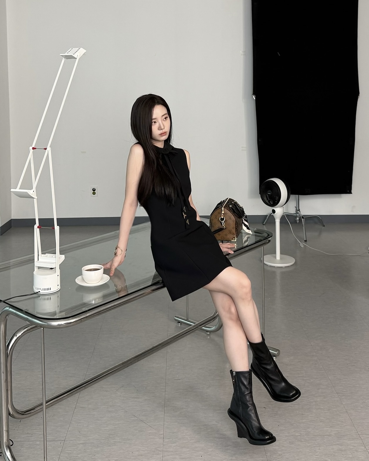 매일 들어도 질리지 않는 토트백🤎
세련된 무드와 실용성까지 챙기는 가을 필수 데일리템✨
가을 스타일을 완성해 줄 토트백, 지금 소개해드릴게요.
1. 테스토니 위저드 23 누드, 100만 원대
손예진이 착용한 테스토니 백은 부드러운 누벅 가죽과 나선형 지퍼 디테일이 돋보이는 디자인입니다. 크로스바디와 클러치로 모두 활용할 수 있는데요. 블랙 레더 재킷과 스커트를 매치해 세련된 데일리룩을 완성했습니다.
2. 루이비통 스피디 트렁크 25, 400만 원대
신시아가 착용한 루이비통 백은 시그니처 모노그램 패턴에 트렁크에서 영감을 받은 디테일이 특징입니다. 카우하이드 가죽 트리밍과 골드 하드웨어가 더해져 고급스러운 무드를 주는데요. 블랙 슬리브리스 드레스와 앵클부츠를 매치해 우아하면서도 모던한 데일리룩을 완성했습니다. 이미지6