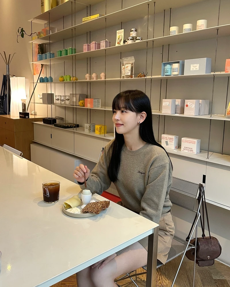 계절 바뀌면 헤어도 업데이트하자🐈⬛
가을에 옷만 바꿀 거야? 앞머리도 갈아타자 풀뱅으로🧚🏻✨ 이미지5