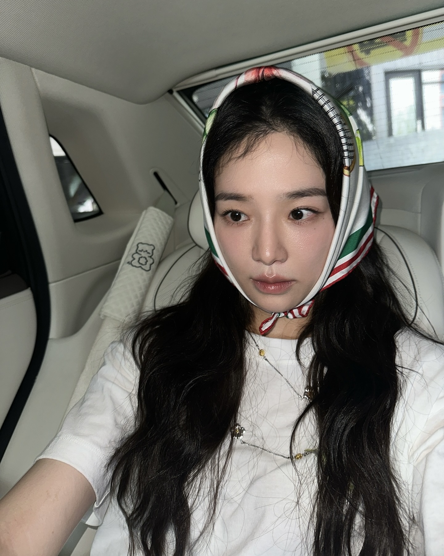 소복소복 쌓인 프렌치 감성✨
심플한 룩도 럭셔리하게 만드는 박규영 액세서리 매직🔮🪄

박규영의 우아하고 프렌치한 감성을 담은 액세서리 3가지를 모았습니다.

1. 부첼라티 오페라 튤레 링
오페라 하우스 장식을 모티프로 한 레이스 패턴과 선명한 녹색 애나멜 장식이 특징인 18K 골드 반지입니다. 박규영은 여기에 스카프를 함께 매치해 클래식하면서도 여성스러운 무드를 완성했습니다.

2. 크롬하츠 버블검 쓰리 스타 링
심플한 얇은 링에 세 개의 별 장식으로 입체감을 더한 이 반지는 고급스러운 골드 톤으로 더욱 세련되게 만들어줍니다. 박규영은 다른 반지와 레이어드해 우아하면서도 트렌디한 분위기를 연출했습니다.

3. 부첼라티 블라썸 베르메이 네크리스
925 스틸링 실버 위에 18K 골드로 도금한 베르메이 소재를 활용한 목걸이로 꽃 모티브가 돋보이는 디자인입니다. 심플한 티셔츠에 매치하면 고급스럽고 여성스러운 포인트를 줄 수 있습니다. 이미지6