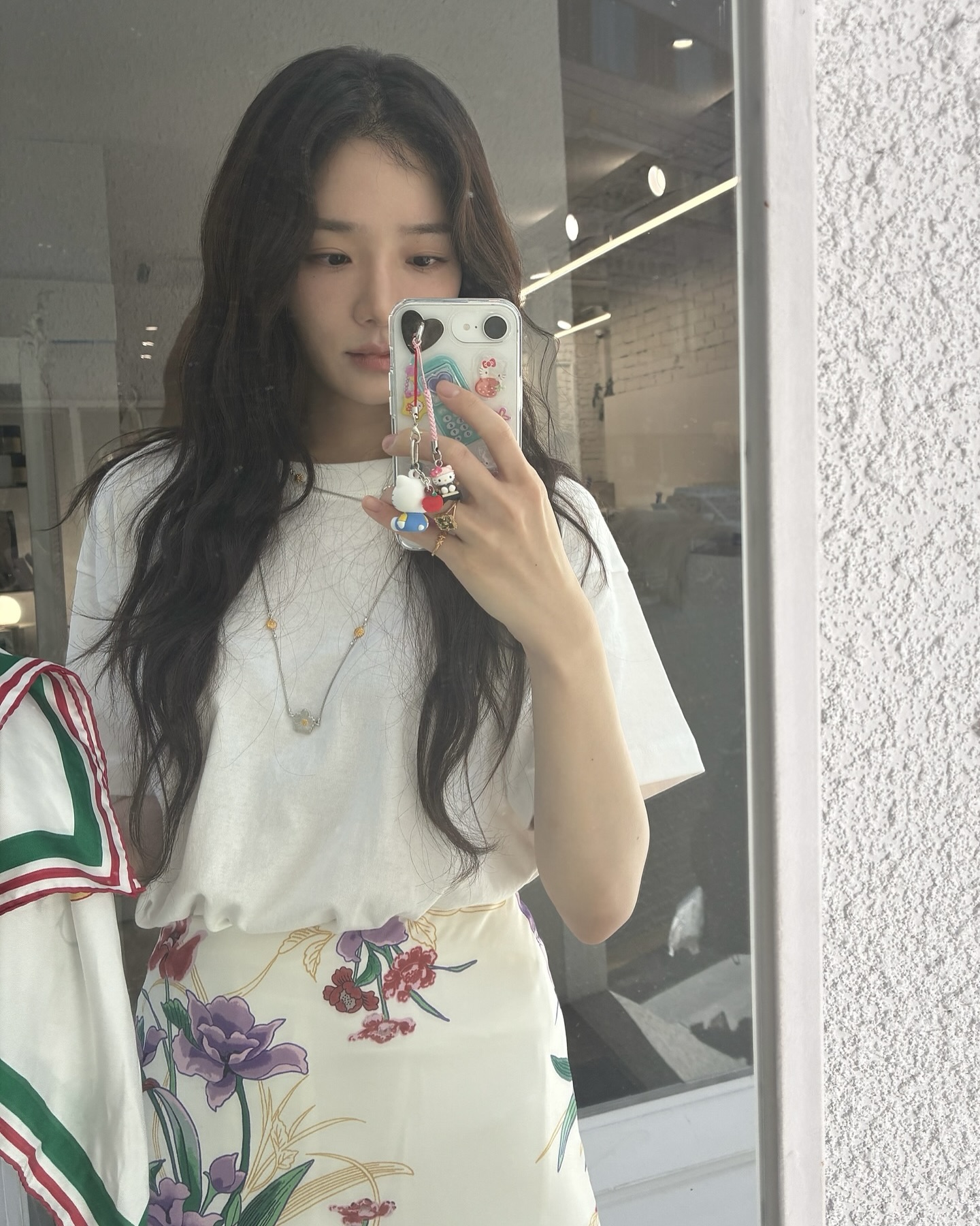 소복소복 쌓인 프렌치 감성✨
심플한 룩도 럭셔리하게 만드는 박규영 액세서리 매직🔮🪄

박규영의 우아하고 프렌치한 감성을 담은 액세서리 3가지를 모았습니다.

1. 부첼라티 오페라 튤레 링
오페라 하우스 장식을 모티프로 한 레이스 패턴과 선명한 녹색 애나멜 장식이 특징인 18K 골드 반지입니다. 박규영은 여기에 스카프를 함께 매치해 클래식하면서도 여성스러운 무드를 완성했습니다.

2. 크롬하츠 버블검 쓰리 스타 링
심플한 얇은 링에 세 개의 별 장식으로 입체감을 더한 이 반지는 고급스러운 골드 톤으로 더욱 세련되게 만들어줍니다. 박규영은 다른 반지와 레이어드해 우아하면서도 트렌디한 분위기를 연출했습니다.

3. 부첼라티 블라썸 베르메이 네크리스
925 스틸링 실버 위에 18K 골드로 도금한 베르메이 소재를 활용한 목걸이로 꽃 모티브가 돋보이는 디자인입니다. 심플한 티셔츠에 매치하면 고급스럽고 여성스러운 포인트를 줄 수 있습니다. 이미지5