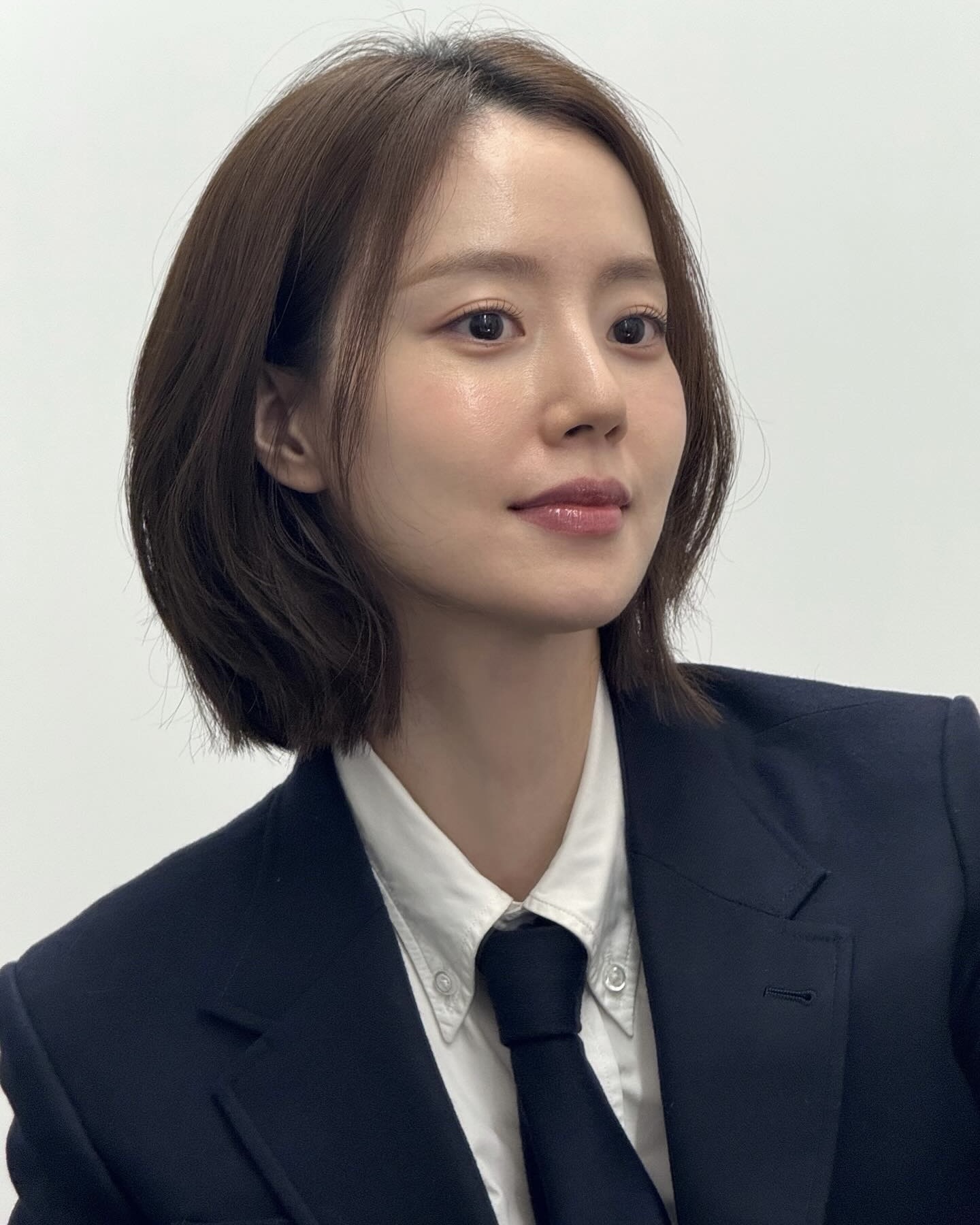 가을 탈 땐 단발로 변신하기💇‍♀️ 문채원 단발 보고 있으면 당장 자르고 싶어져🤭🤎 이미지
