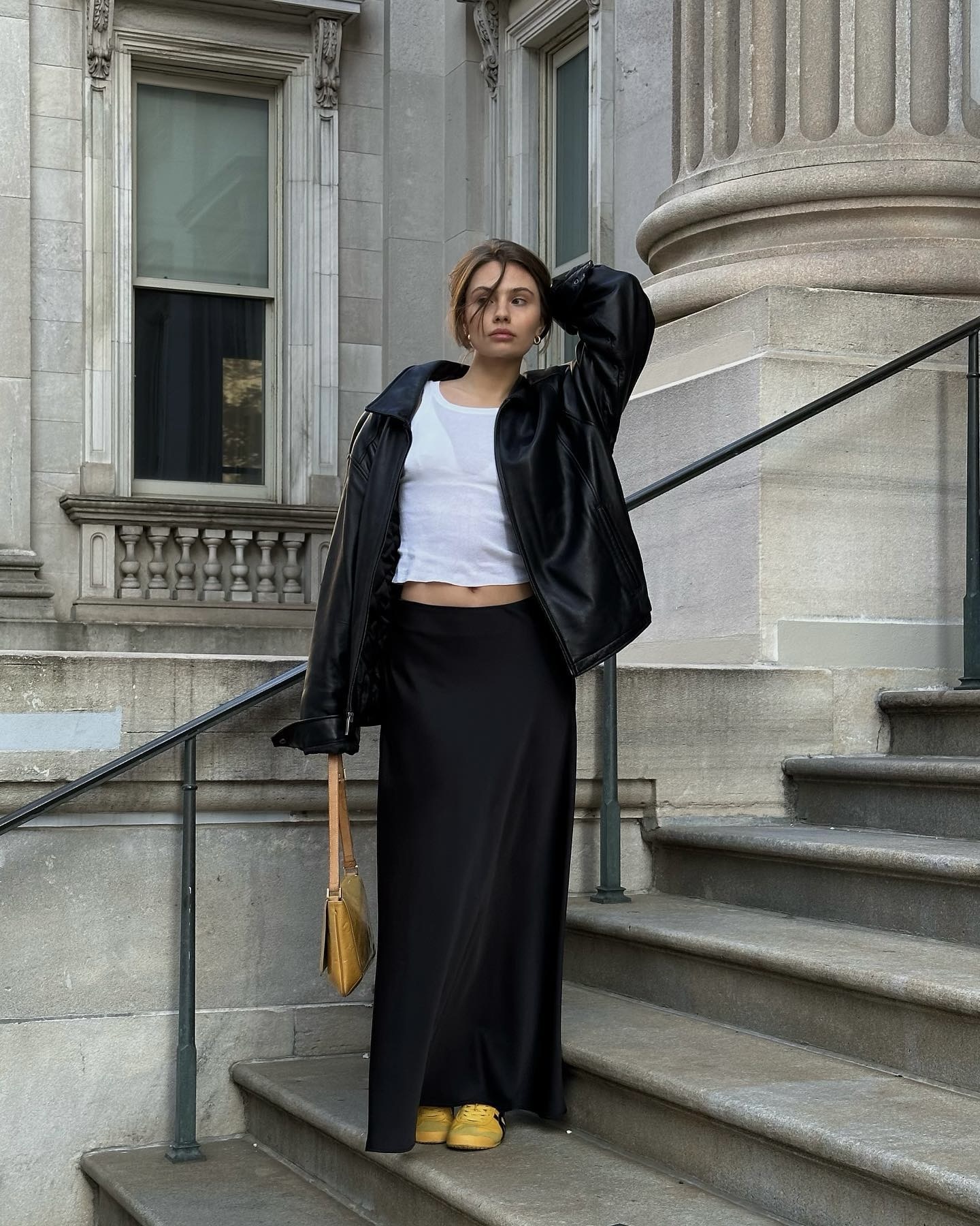 블랙 스커트로 완성하는 데일리룩🖤
다재다능한 블랙 스커트로 가을 분위기 제대로 느껴보자🎶🍂 이미지8