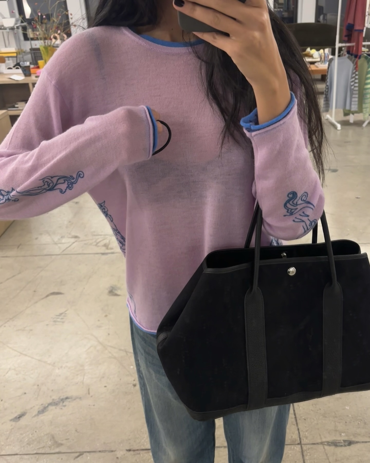 가을에는 에르메스 가든파티🖤 심플한 코디에도 우아한 포인트로 데일리룩 코디하기🍁🍂  에르메스의 가든파티 30백은 시즌마다 사랑받는 대표적인 토트백입니다.  밀리테르 캔버스와 네곤다 송아지 가죽으로 제작되었으며, 에르메스의 시그니처인 스냅 잠금장치와 내부 지퍼 포켓으로 실용성을 더했죠.  핸드캐리로 들 수도 있고 숄더에 걸쳐 멜 수도 있어 활용도가 높은데요. 심플하면서도 우아함을 갖춘 이 백은 데님 팬츠와 니트 같은 캐주얼한 룩에도 어울리며, 스타일을 한층 더 고급스럽게 완성해줍니다.  이번 가을, 에르메스 가든파티 백으로 데일리룩에 세련된 포인트를 더해보세요. 이미지