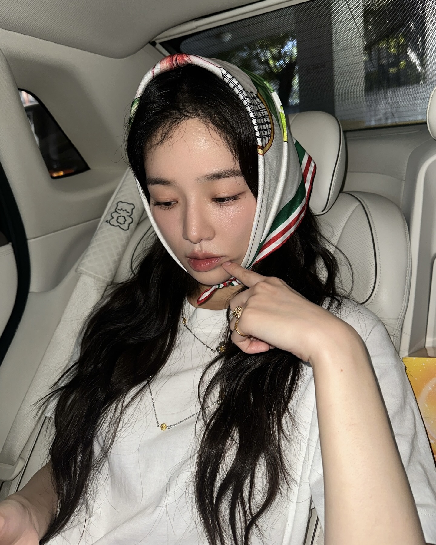 소복소복 쌓인 프렌치 감성✨
심플한 룩도 럭셔리하게 만드는 박규영 액세서리 매직🔮🪄

박규영의 우아하고 프렌치한 감성을 담은 액세서리 3가지를 모았습니다.

1. 부첼라티 오페라 튤레 링
오페라 하우스 장식을 모티프로 한 레이스 패턴과 선명한 녹색 애나멜 장식이 특징인 18K 골드 반지입니다. 박규영은 여기에 스카프를 함께 매치해 클래식하면서도 여성스러운 무드를 완성했습니다.

2. 크롬하츠 버블검 쓰리 스타 링
심플한 얇은 링에 세 개의 별 장식으로 입체감을 더한 이 반지는 고급스러운 골드 톤으로 더욱 세련되게 만들어줍니다. 박규영은 다른 반지와 레이어드해 우아하면서도 트렌디한 분위기를 연출했습니다.

3. 부첼라티 블라썸 베르메이 네크리스
925 스틸링 실버 위에 18K 골드로 도금한 베르메이 소재를 활용한 목걸이로 꽃 모티브가 돋보이는 디자인입니다. 심플한 티셔츠에 매치하면 고급스럽고 여성스러운 포인트를 줄 수 있습니다. 이미지3