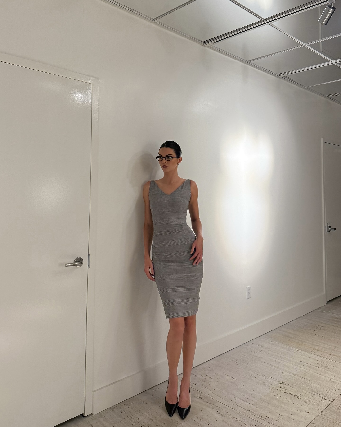 켄달 제너 안경이 30만 원 이하?💸
부담 없이 켄달 제너와 커플템 맞출 기회👓 당장 구입할래
켄달 제너가 실제로 착용해 화제가 된 안경 2가지를 소개합니다.
1. 치미 에디스, 28만 원대
켄달 제너가 착용해 화제가 되었던 이 안경은 부드럽게 가로로 와이드한 라운드 실루엣이 특징이죠. 2000년대 오피스 안경을 재해석한 미니멀하면서도 빈티지한 아이템입니다. 체크 원피스와 매치하면 시크하고 도시적인 무드를 연출할 수 있습니다.
2. 엘리사 존슨 에이버리 글로스 옵티컬 렌즈, 19만 원대
광택이 있는 블랙 컬러의 고급 아세테이트 소재를 활용해 가볍고 편안하게 착용할 수 있으며, 56mm 렌즈의 스퀘어 뿔테 디자인으로 다양한 얼굴형에 잘 어울리죠. 가죽 재킷과 매치하면 시크하고 모던한 룩을 완성할 수 있습니다. 이미지3