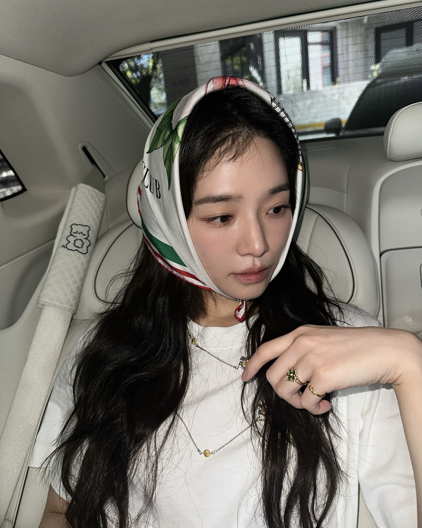 소복소복 쌓인 프렌치 감성✨
심플한 룩도 럭셔리하게 만드는 박규영 액세서리 매직🔮🪄

박규영의 우아하고 프렌치한 감성을 담은 액세서리 3가지를 모았습니다.

1. 부첼라티 오페라 튤레 링
오페라 하우스 장식을 모티프로 한 레이스 패턴과 선명한 녹색 애나멜 장식이 특징인 18K 골드 반지입니다. 박규영은 여기에 스카프를 함께 매치해 클래식하면서도 여성스러운 무드를 완성했습니다.

2. 크롬하츠 버블검 쓰리 스타 링
심플한 얇은 링에 세 개의 별 장식으로 입체감을 더한 이 반지는 고급스러운 골드 톤으로 더욱 세련되게 만들어줍니다. 박규영은 다른 반지와 레이어드해 우아하면서도 트렌디한 분위기를 연출했습니다.

3. 부첼라티 블라썸 베르메이 네크리스
925 스틸링 실버 위에 18K 골드로 도금한 베르메이 소재를 활용한 목걸이로 꽃 모티브가 돋보이는 디자인입니다. 심플한 티셔츠에 매치하면 고급스럽고 여성스러운 포인트를 줄 수 있습니다. 이미지