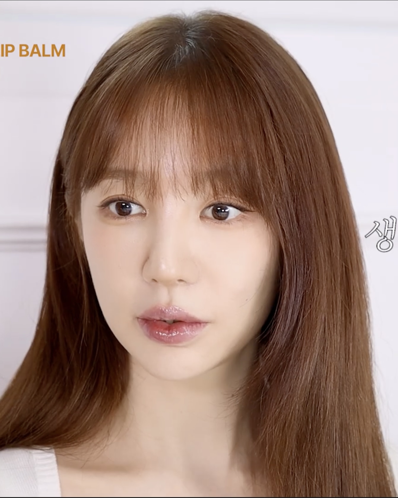 가을무드 그대로 담았다🤎 윤은혜의 뷰티 추천템으로 올가을 메이크업 종결🪞💄  분위기부터 생기까지  채워줄 뷰티템, 지금 소개해드릴게요.  1. 조르지오 아르마니 루미너스 실크 치크 틴트 50.5호 로지 피치, 6만 원대 수채화처럼 맑고 투명한 발색이 오래 지속되는 리퀴드 블러셔입니다. 피치 코랄 톤으로 은은하고 사랑스러운 생기를 더해주며, 실크처럼 부드러운 텍스처가 피부에 매끄럽게 밀착됩니다.  2. 발렌티노 디스코 밤 볼드 브라운, 5만 원대 입술 컨디션에 따라 자연스럽게 발색되며, 글로우한 광택을 더해주는 틴티드 립밤입니다. 은은한 혈색과 촉촉한 보습감을 주며 빛나는 윤기를 완성해줍니다.  3. 돌체 앤 가바나 마이 쥬시 시어 1984, 5만 원대  글로시한 립밤처럼 촉촉하게 발리면서 자연스러운 컬러를 표현해주는 립스틱입니다. 뉴트럴 톤의 누드 핑크 컬러가 은은한 생기를 더해줘 데일리에 활용하기 좋습니다. 이미지