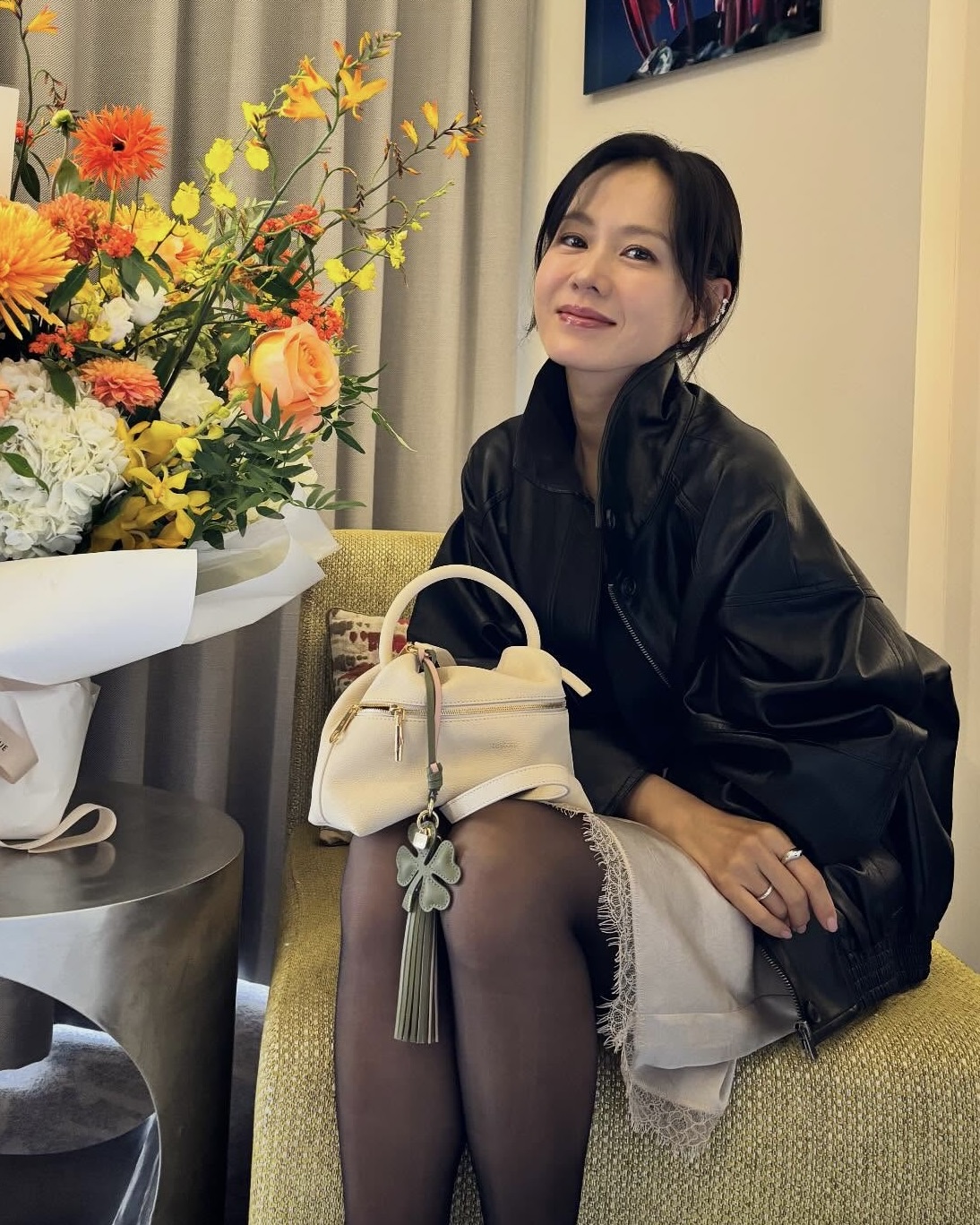 매일 들어도 질리지 않는 토트백🤎 세련된 무드와 실용성까지 챙기는 가을 필수 데일리템✨  가을 스타일을 완성해 줄 토트백, 지금 소개해드릴게요.  1. 테스토니 위저드 23 누드, 100만 원대 손예진이 착용한 테스토니 백은 부드러운 누벅 가죽과 나선형 지퍼 디테일이 돋보이는 디자인입니다. 크로스바디와 클러치로 모두 활용할 수 있는데요.  블랙 레더 재킷과 스커트를 매치해 세련된 데일리룩을 완성했습니다.  2. 루이비통 스피디 트렁크 25, 400만 원대 신시아가 착용한 루이비통 백은 시그니처 모노그램 패턴에 트렁크에서 영감을 받은 디테일이 특징입니다. 카우하이드 가죽 트리밍과 골드 하드웨어가 더해져 고급스러운 무드를 주는데요. 블랙 슬리브리스 드레스와 앵클부츠를 매치해 우아하면서도 모던한 데일리룩을 완성했습니다. 이미지