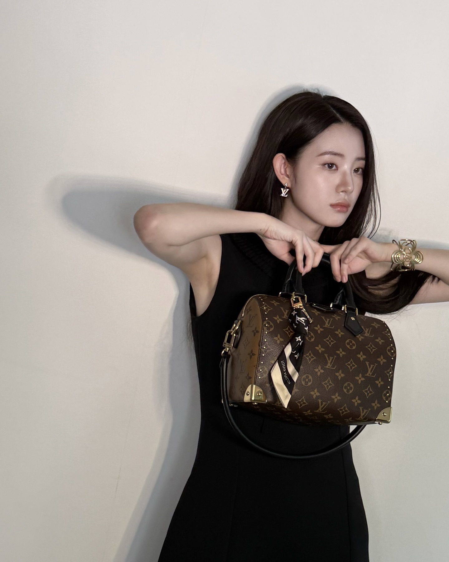 매일 들어도 질리지 않는 토트백🤎
세련된 무드와 실용성까지 챙기는 가을 필수 데일리템✨
가을 스타일을 완성해 줄 토트백, 지금 소개해드릴게요.
1. 테스토니 위저드 23 누드, 100만 원대
손예진이 착용한 테스토니 백은 부드러운 누벅 가죽과 나선형 지퍼 디테일이 돋보이는 디자인입니다. 크로스바디와 클러치로 모두 활용할 수 있는데요. 블랙 레더 재킷과 스커트를 매치해 세련된 데일리룩을 완성했습니다.
2. 루이비통 스피디 트렁크 25, 400만 원대
신시아가 착용한 루이비통 백은 시그니처 모노그램 패턴에 트렁크에서 영감을 받은 디테일이 특징입니다. 카우하이드 가죽 트리밍과 골드 하드웨어가 더해져 고급스러운 무드를 주는데요. 블랙 슬리브리스 드레스와 앵클부츠를 매치해 우아하면서도 모던한 데일리룩을 완성했습니다. 이미지5