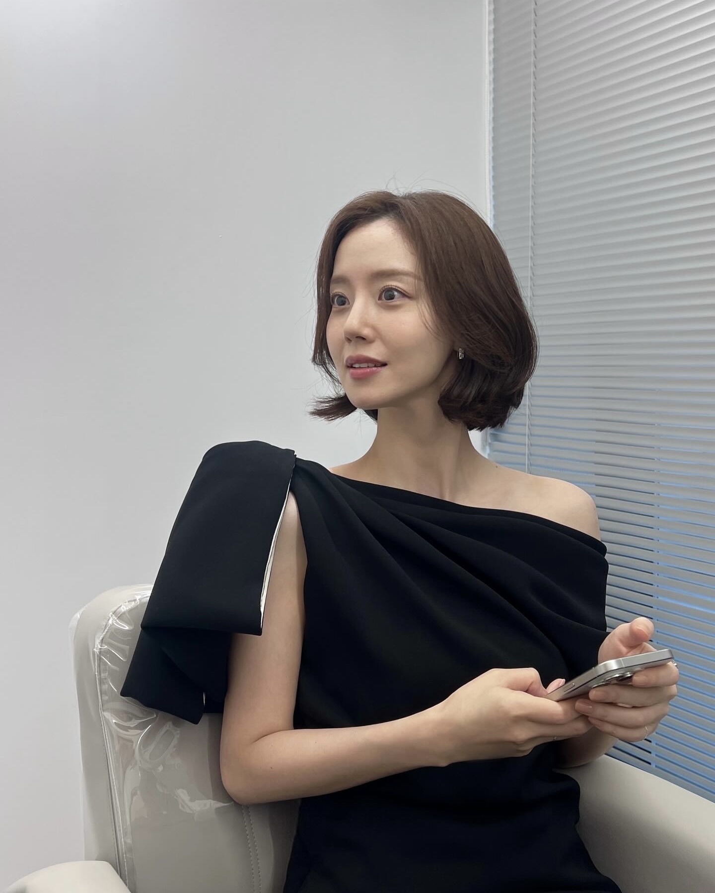 문채원, 6월의 신부된다👰🏻♀️
배우 문채원이 오는 6월 결혼한다는 소식입니다. 예비 남편과 짧지 않은 교제 기간 끝에 결혼한다고 하는데요. 소속사 블리츠웨이엔터테인먼트는 "예비 배우자는 비연예인으로, 결혼식은 가족과 가까운 친지들을 모시고 비공개로 진행될 예정”이라고 전했습니다. 이미지2