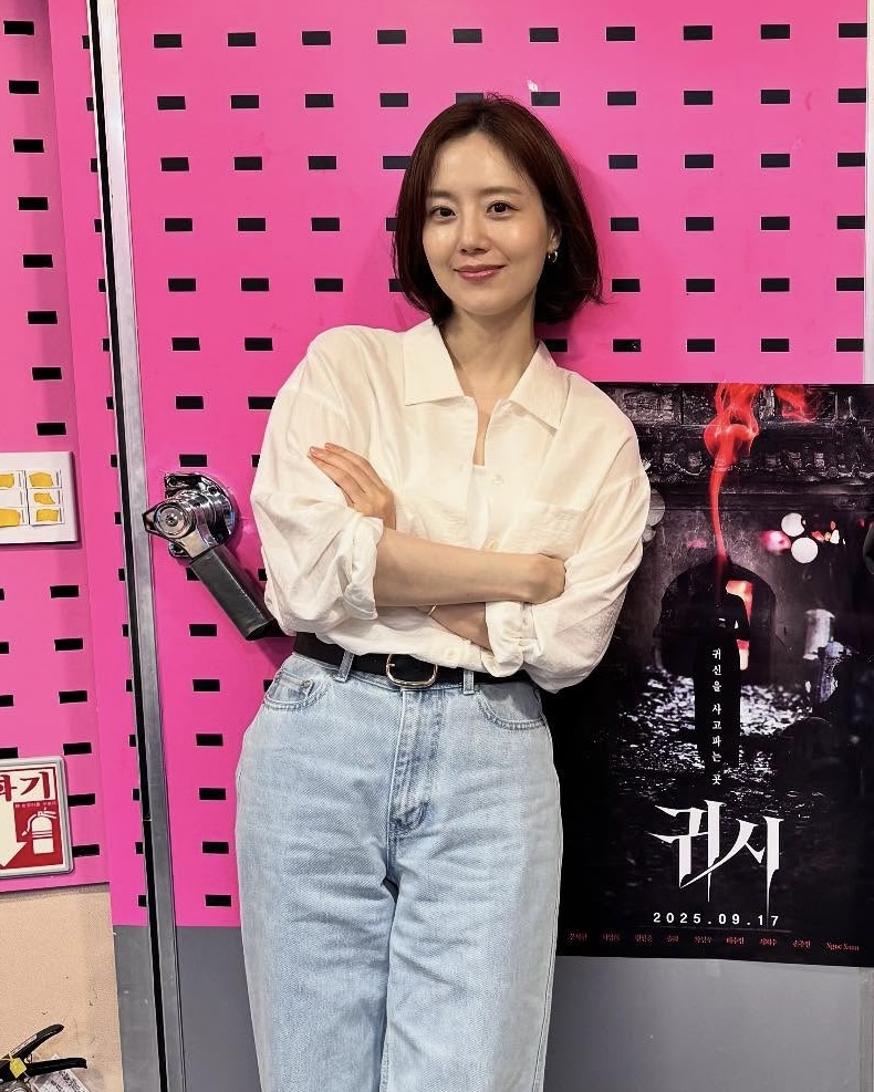 문채원, 6월의 신부된다👰🏻♀️
배우 문채원이 오는 6월 결혼한다는 소식입니다. 예비 남편과 짧지 않은 교제 기간 끝에 결혼한다고 하는데요. 소속사 블리츠웨이엔터테인먼트는 "예비 배우자는 비연예인으로, 결혼식은 가족과 가까운 친지들을 모시고 비공개로 진행될 예정”이라고 전했습니다. 이미지4