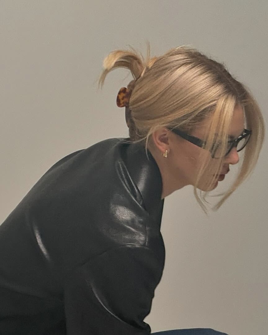 켄달 제너 안경이 30만 원 이하?💸
부담 없이 켄달 제너와 커플템 맞출 기회👓 당장 구입할래
켄달 제너가 실제로 착용해 화제가 된 안경 2가지를 소개합니다.
1. 치미 에디스, 28만 원대
켄달 제너가 착용해 화제가 되었던 이 안경은 부드럽게 가로로 와이드한 라운드 실루엣이 특징이죠. 2000년대 오피스 안경을 재해석한 미니멀하면서도 빈티지한 아이템입니다. 체크 원피스와 매치하면 시크하고 도시적인 무드를 연출할 수 있습니다.
2. 엘리사 존슨 에이버리 글로스 옵티컬 렌즈, 19만 원대
광택이 있는 블랙 컬러의 고급 아세테이트 소재를 활용해 가볍고 편안하게 착용할 수 있으며, 56mm 렌즈의 스퀘어 뿔테 디자인으로 다양한 얼굴형에 잘 어울리죠. 가죽 재킷과 매치하면 시크하고 모던한 룩을 완성할 수 있습니다. 이미지6