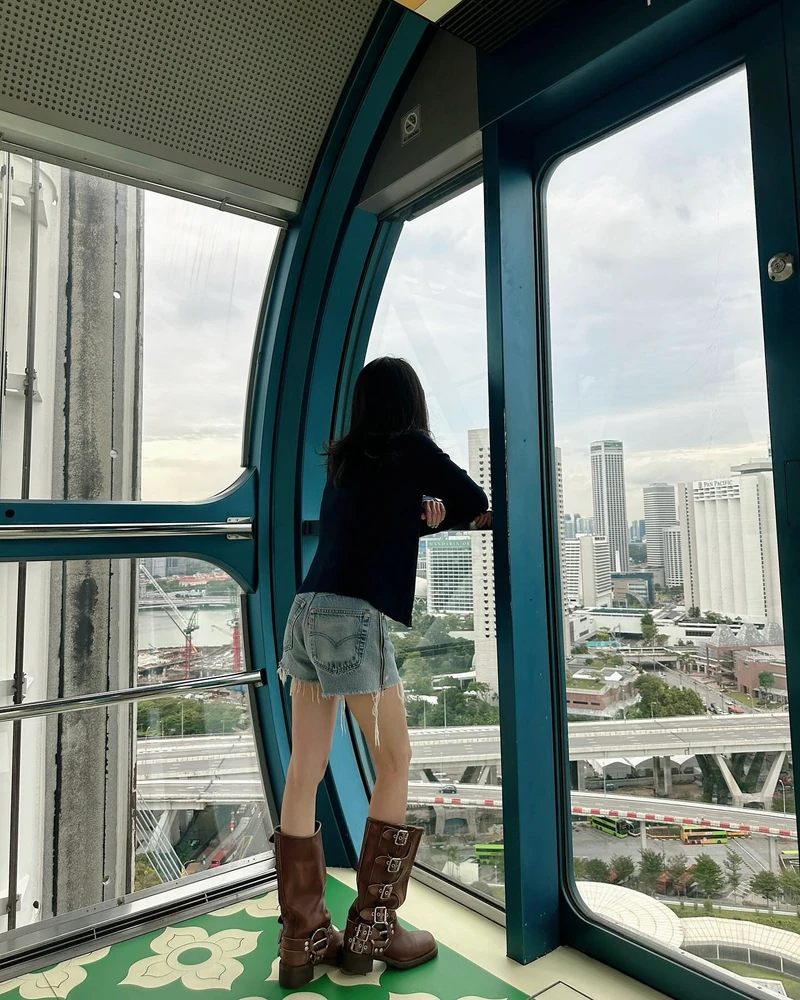 오늘 룩엔 부츠 뭐 신지? 롱? 앵클?👢
시크한 롱부츠, 모던한 앵클부츠🤎🖤취향 따라 참고해 보자
부츠 기장이 고민이라면 미우미우 부츠를 참고해 보세요.
1. 레더 부츠, 300만 원대
빈티지한 워싱이 들어간 레더 소재에 32cm의 기장감 롱부츠로, 버클 디테일이 포인트인 클래식한 바이커 무드의 아이템입니다. 산다라박은 데님 숏팬츠와 가디건에 매치해 캐주얼하면서도 트렌디한 룩을 완성했습니다.
2. 빈티지 룩 부츠 카프스킨, 200만 원대
유연한 카프스킨 소재에 버클 디테일이 특징인 앵클부츠 스타일로, 스터드와 벨트 장식이 더해진 트렌디한 아이템입니다. 이시영은 블랜 미니 원피스와 매치해 페미닌하면서도 시크한 스타일을 연출했습니다. 이미지2