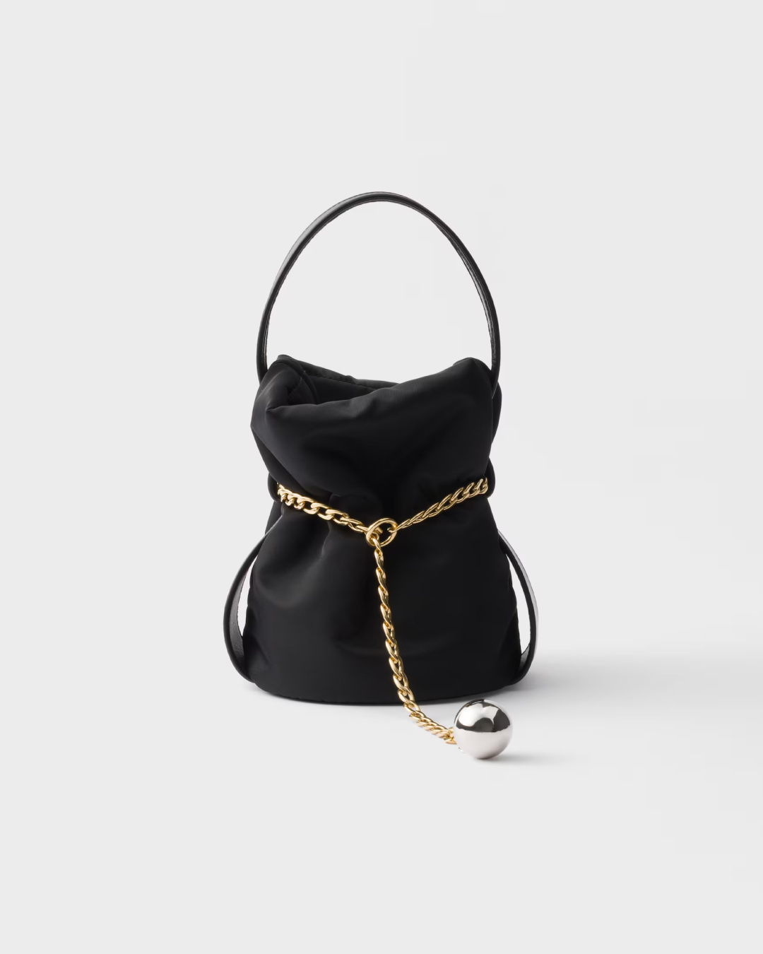 오늘 데일리룩은 카리나 참고하기🖤
일교차 큰 날씨에도 딱 맞는 프라다 간절기 스타일링☁️
프라다로 완성하는 간절기 코디, 지금 소개해드릴게요.
1. 프라다 쁘띠 삭 누아르 나파 버킷 백, 300만 원대
카리나가 착용한 이 가방은 리나일론 소재에 나파 가죽 핸들과 메탈 체인이 더해진 버킷 백입니다. 펜던트가 달린 체인 디테일이 특징인데요. 화이트 슬리브리스와 블랙 가디건을 매치해 모던한 데일리룩을 완성했습니다.
2. 프라다 립 니트 저지 탱크 톱, 130만 원대
코튼 소재의 슬림 핏 디자인으로, 스쿱 넥 라인과 에나멜 메탈 트라이앵글 로고가 포인트입니다. 블랙 가디건과 데님 팬츠를 매치해 미니멀하고 캐주얼한 무드를 완성했습니다. 이미지5