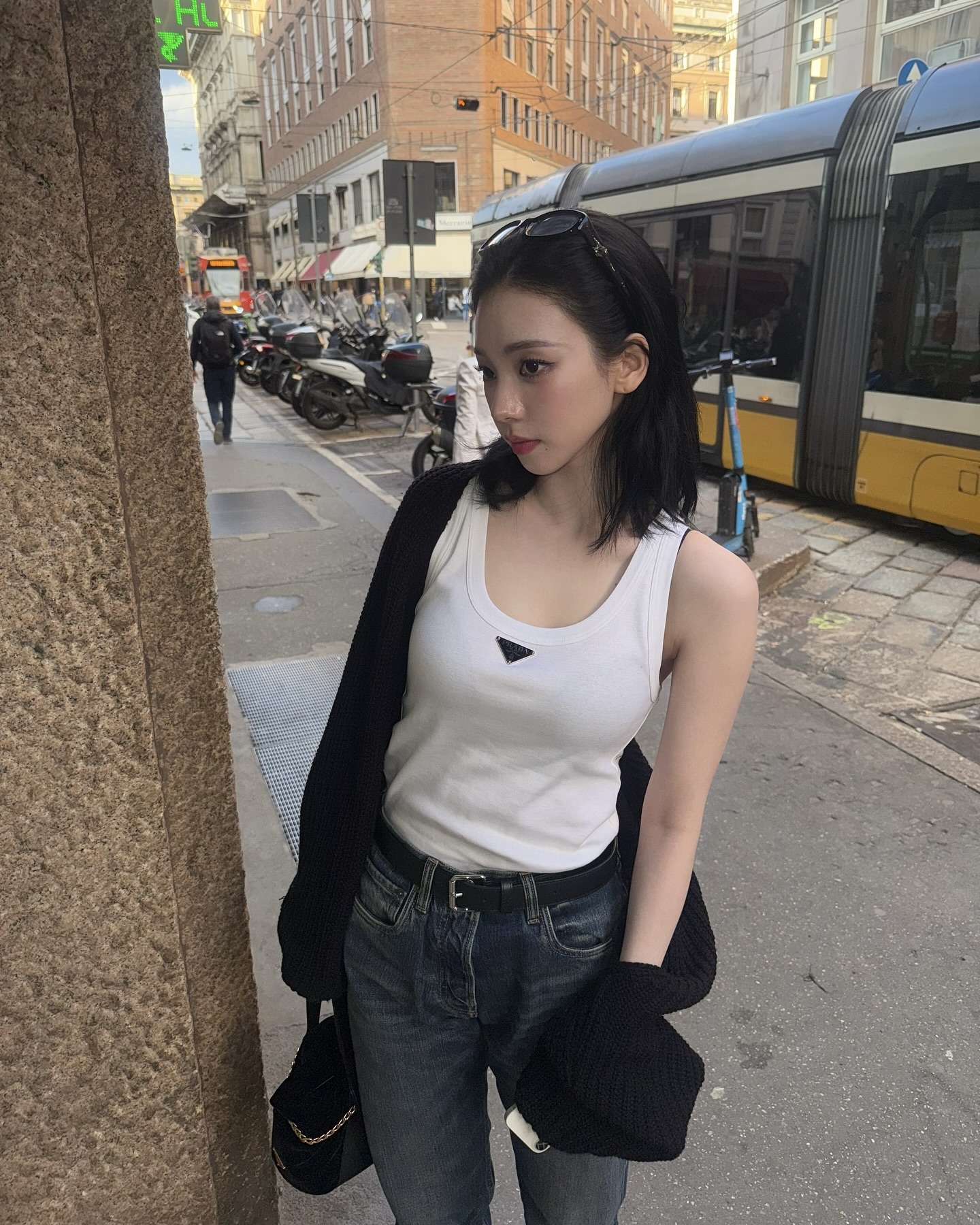 오늘 데일리룩은 카리나 참고하기🖤
일교차 큰 날씨에도 딱 맞는 프라다 간절기 스타일링☁️

프라다로 완성하는 간절기 코디, 지금 소개해드릴게요.

1. 프라다 쁘띠 삭 누아르 나파 버킷 백, 300만 원대
 카리나가 착용한 이 가방은 리나일론 소재에 나파 가죽 핸들과 메탈 체인이 더해진 버킷 백입니다. 펜던트가 달린 체인 디테일이 특징인데요. 화이트 슬리브리스와  블랙 가디건을 매치해 모던한 데일리룩을 완성했습니다.

2. 프라다 립 니트 저지 탱크 톱, 130만 원대
코튼 소재의 슬림 핏 디자인으로, 스쿱 넥 라인과 에나멜 메탈 트라이앵글 로고가 포인트입니다. 블랙 가디건과 데님 팬츠를 매치해 미니멀하고 캐주얼한 무드를 완성했습니다. 이미지