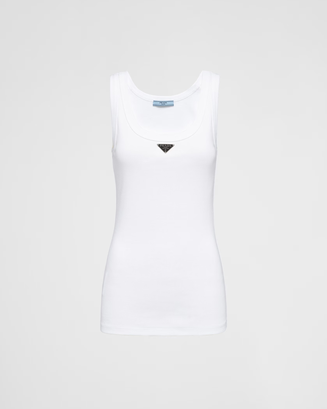 오늘 데일리룩은 카리나 참고하기🖤
일교차 큰 날씨에도 딱 맞는 프라다 간절기 스타일링☁️
프라다로 완성하는 간절기 코디, 지금 소개해드릴게요.
1. 프라다 쁘띠 삭 누아르 나파 버킷 백, 300만 원대
카리나가 착용한 이 가방은 리나일론 소재에 나파 가죽 핸들과 메탈 체인이 더해진 버킷 백입니다. 펜던트가 달린 체인 디테일이 특징인데요. 화이트 슬리브리스와 블랙 가디건을 매치해 모던한 데일리룩을 완성했습니다.
2. 프라다 립 니트 저지 탱크 톱, 130만 원대
코튼 소재의 슬림 핏 디자인으로, 스쿱 넥 라인과 에나멜 메탈 트라이앵글 로고가 포인트입니다. 블랙 가디건과 데님 팬츠를 매치해 미니멀하고 캐주얼한 무드를 완성했습니다. 이미지9