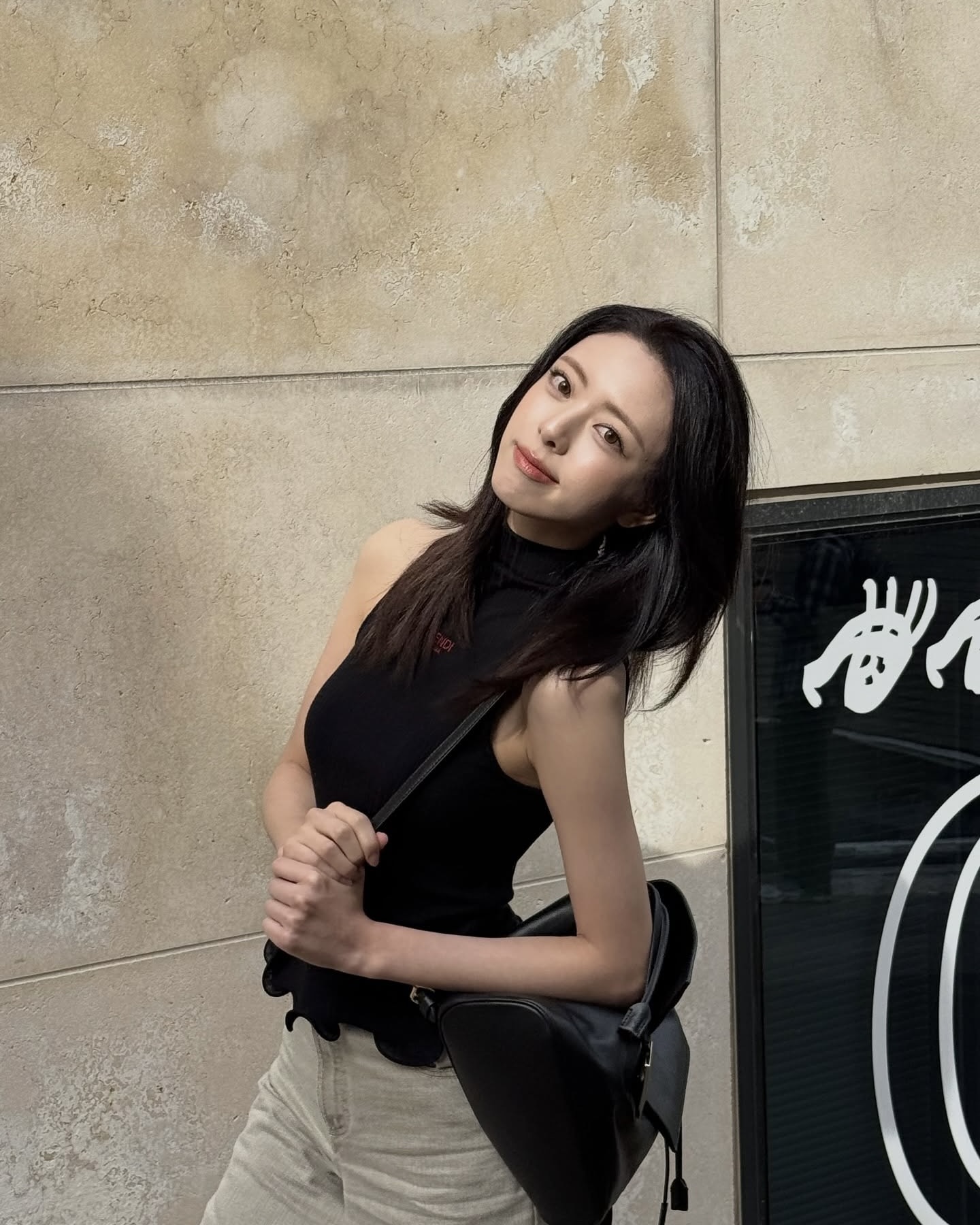 가을 등짝 전세낼 백팩💁🏻♀️
사계절 내내 착용하기 좋은 착붙 아이템🖤🎒백팩 참고해 보자
백팩 고민 중이라면, 셀럽픽 럭셔리 백팩 3가지 참고해 보세요.
1. 프라다 미디엄 리나일론 백팩, 300만 원대
카리나가 착용한 백팩은 가볍고 내구성 있는 리사이클 나일론 소재로 내부와 외부에 포켓이 있어 실용적이며, 트라이앵글 로고가 특징인 아이템입니다. 카리나는 미니스커트와 매치해 트렌디한 캠퍼스룩을 연출했습니다.
2. 펜디 블랙 가죽 백팩, 300만 원대
유나가 든 가방은 플랩형 마그네틱 버튼과 가죽 드로스트링 잠금으로 실용적이고, 골드 금속 장식인 FF 클래스프 장식이 돋보이는 제품입니다. 유나는 빈티지한 그레이 팬츠와 매치해 차분하고 시크한 룩을 완성했습니다.
3. 미우미우 캔퍼스 가죽 백팩, 300만 원대
정채연이 착용한 백팩은 레드 캔퍼스와 가죽 조합으로 캐주얼한 무드가 돋보이며, 조절 가능한 숄더 스트랩으로 편안한 착용감이 특징이죠. 정채연은 플리츠스커트와 후드집업을 매치해 발랄하면서도 키치한 스타일을 완성했습니다. 이미지4