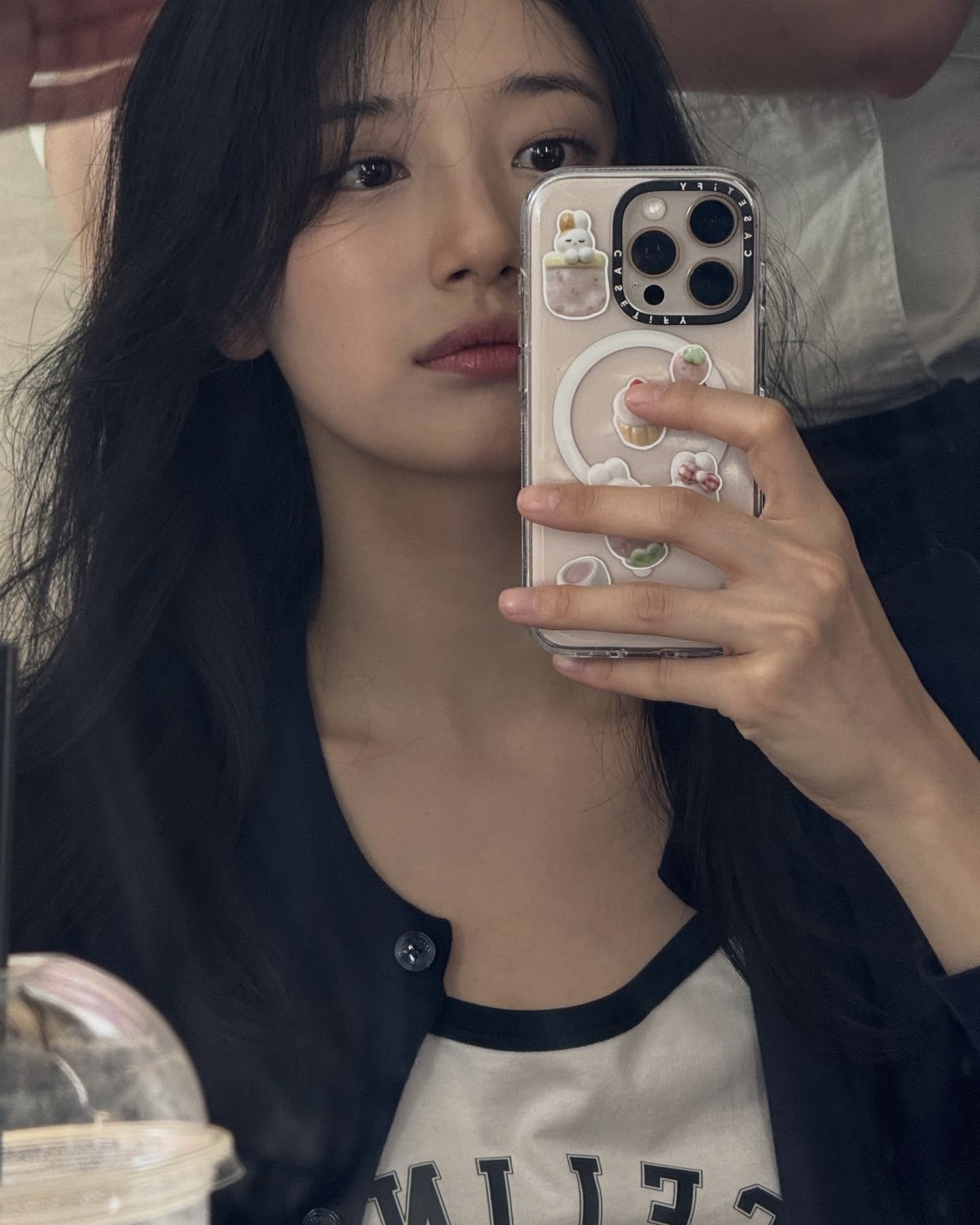 가을마다 찾게 되는 데일리 가디건💙 출근부터 데일리룩까지 편하게 입기 좋은 가디건 2가지☁️  간절기에 꼭 필요한 가디건, 지금 소개해드릴게요.  1. 셀린느 씬 캐시미어, 200만 원대 수지가 착용한 가디건은 캐시미어 소재에 트리옹프 자수가 더해진 클래식한 아이템입니다. 크루넥 라인과 자개 버튼 디테일이 고급스러운 무드를 더해주는데요. 슬리브리스와 청바지에 매치하고 레드 슈즈로 포인트를 더해 캐주얼한 데일리룩을 완성했습니다.  2. 폴로 랄프로렌 코튼 블렌드 폴로 가디건, 20만 원대 권은비가 착용한 가디건은 네이비 컬러의 베이직한 디자인에 칼라 디테일이 포인트인 아이템입니다. 시그니처 포니 자수가 클래식한 무드를 더해주며, 와이드 팬츠와 매치해 단정한 데일리룩을 완성했습니다. 이미지