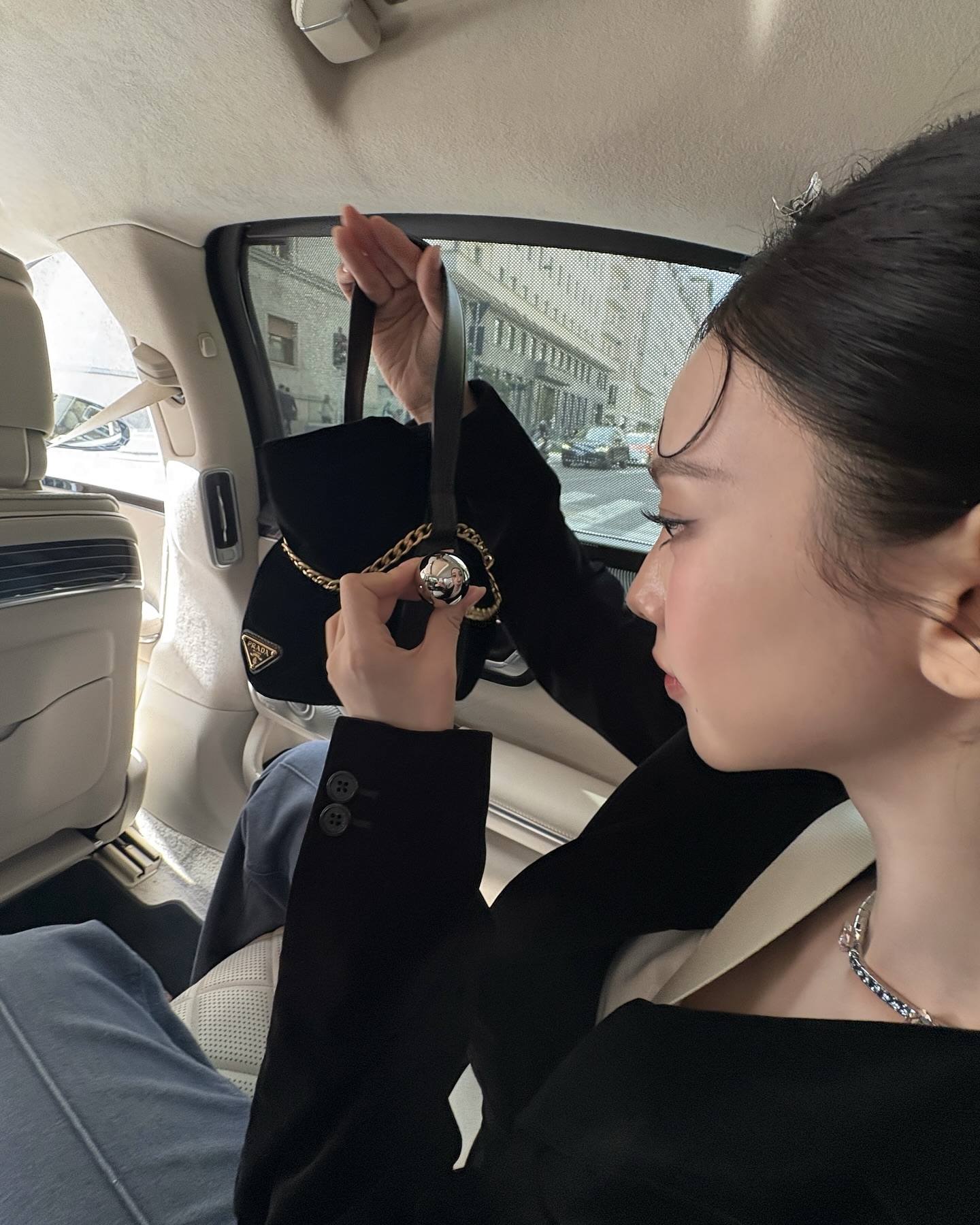 오늘 데일리룩은 카리나 참고하기🖤
일교차 큰 날씨에도 딱 맞는 프라다 간절기 스타일링☁️
프라다로 완성하는 간절기 코디, 지금 소개해드릴게요.
1. 프라다 쁘띠 삭 누아르 나파 버킷 백, 300만 원대
카리나가 착용한 이 가방은 리나일론 소재에 나파 가죽 핸들과 메탈 체인이 더해진 버킷 백입니다. 펜던트가 달린 체인 디테일이 특징인데요. 화이트 슬리브리스와 블랙 가디건을 매치해 모던한 데일리룩을 완성했습니다.
2. 프라다 립 니트 저지 탱크 톱, 130만 원대
코튼 소재의 슬림 핏 디자인으로, 스쿱 넥 라인과 에나멜 메탈 트라이앵글 로고가 포인트입니다. 블랙 가디건과 데님 팬츠를 매치해 미니멀하고 캐주얼한 무드를 완성했습니다. 이미지2