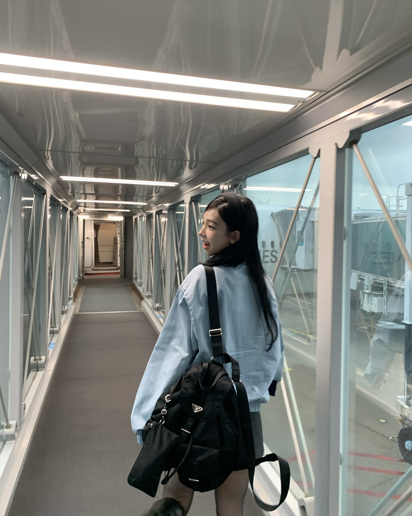 가을 등짝 전세낼 백팩💁🏻‍♀️ 사계절 내내 착용하기 좋은 착붙 아이템🖤🎒백팩 참고해 보자  백팩 고민 중이라면, 셀럽픽 럭셔리 백팩 3가지 참고해 보세요.  1. 프라다 미디엄 리나일론 백팩, 300만 원대 카리나가 착용한 백팩은 가볍고 내구성 있는 리사이클 나일론 소재로 내부와 외부에 포켓이 있어 실용적이며, 트라이앵글 로고가 특징인 아이템입니다. 카리나는 미니스커트와 매치해 트렌디한 캠퍼스룩을 연출했습니다.  2. 펜디 블랙 가죽 백팩, 300만 원대 유나가 든 가방은 플랩형 마그네틱 버튼과 가죽 드로스트링 잠금으로 실용적이고, 골드 금속 장식인 FF 클래스프 장식이 돋보이는 제품입니다. 유나는 빈티지한 그레이 팬츠와 매치해 차분하고 시크한 룩을 완성했습니다.  3. 미우미우 캔퍼스 가죽 백팩, 300만 원대 정채연이 착용한 백팩은 레드 캔퍼스와 가죽 조합으로 캐주얼한 무드가 돋보이며, 조절 가능한 숄더 스트랩으로 편안한 착용감이 특징이죠. 정채연은 플리츠스커트와 후드집업을 매치해 발랄하면서도 키치한 스타일을 완성했습니다. 이미지