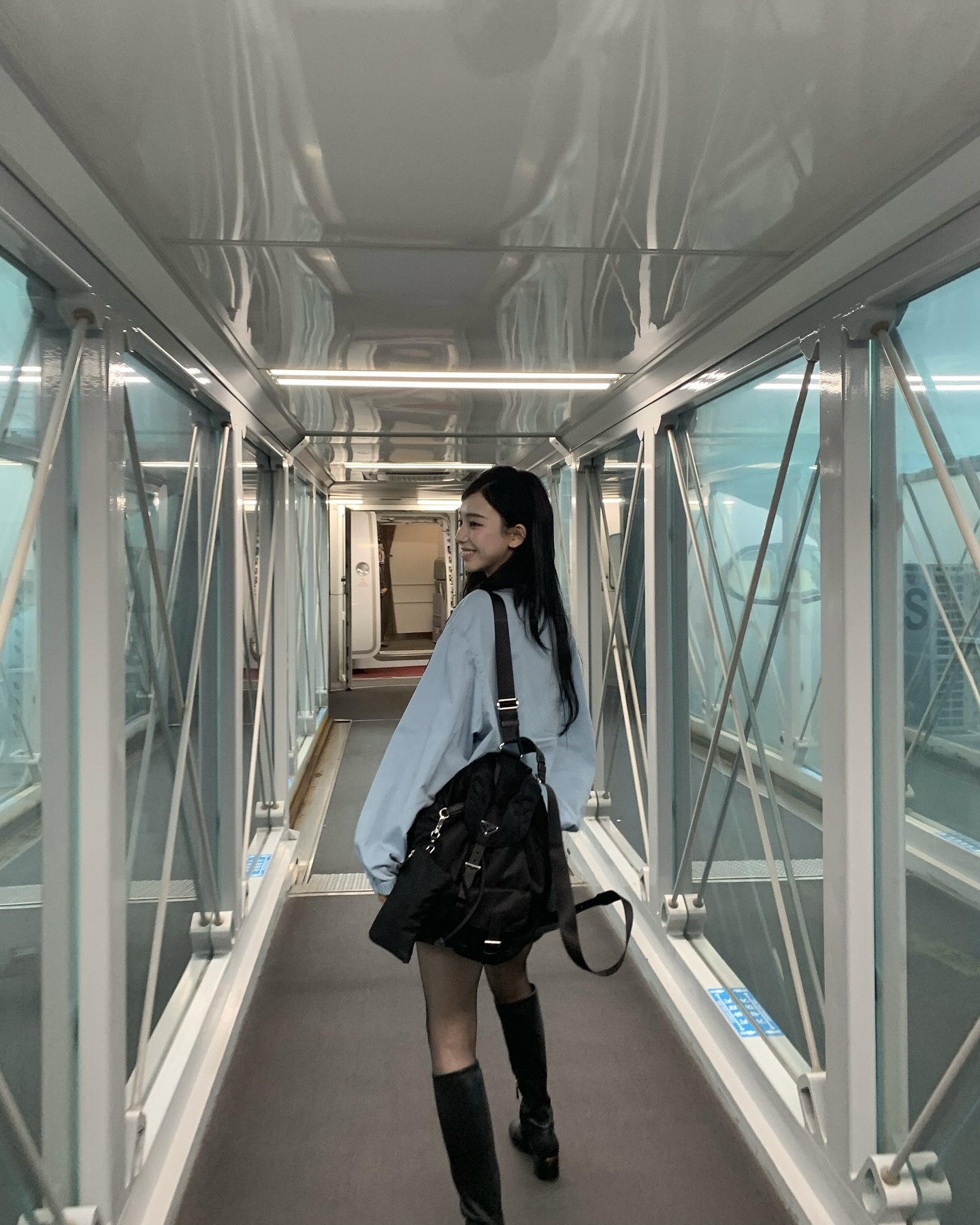 가을 등짝 전세낼 백팩💁🏻♀️
사계절 내내 착용하기 좋은 착붙 아이템🖤🎒백팩 참고해 보자
백팩 고민 중이라면, 셀럽픽 럭셔리 백팩 3가지 참고해 보세요.
1. 프라다 미디엄 리나일론 백팩, 300만 원대
카리나가 착용한 백팩은 가볍고 내구성 있는 리사이클 나일론 소재로 내부와 외부에 포켓이 있어 실용적이며, 트라이앵글 로고가 특징인 아이템입니다. 카리나는 미니스커트와 매치해 트렌디한 캠퍼스룩을 연출했습니다.
2. 펜디 블랙 가죽 백팩, 300만 원대
유나가 든 가방은 플랩형 마그네틱 버튼과 가죽 드로스트링 잠금으로 실용적이고, 골드 금속 장식인 FF 클래스프 장식이 돋보이는 제품입니다. 유나는 빈티지한 그레이 팬츠와 매치해 차분하고 시크한 룩을 완성했습니다.
3. 미우미우 캔퍼스 가죽 백팩, 300만 원대
정채연이 착용한 백팩은 레드 캔퍼스와 가죽 조합으로 캐주얼한 무드가 돋보이며, 조절 가능한 숄더 스트랩으로 편안한 착용감이 특징이죠. 정채연은 플리츠스커트와 후드집업을 매치해 발랄하면서도 키치한 스타일을 완성했습니다. 이미지2