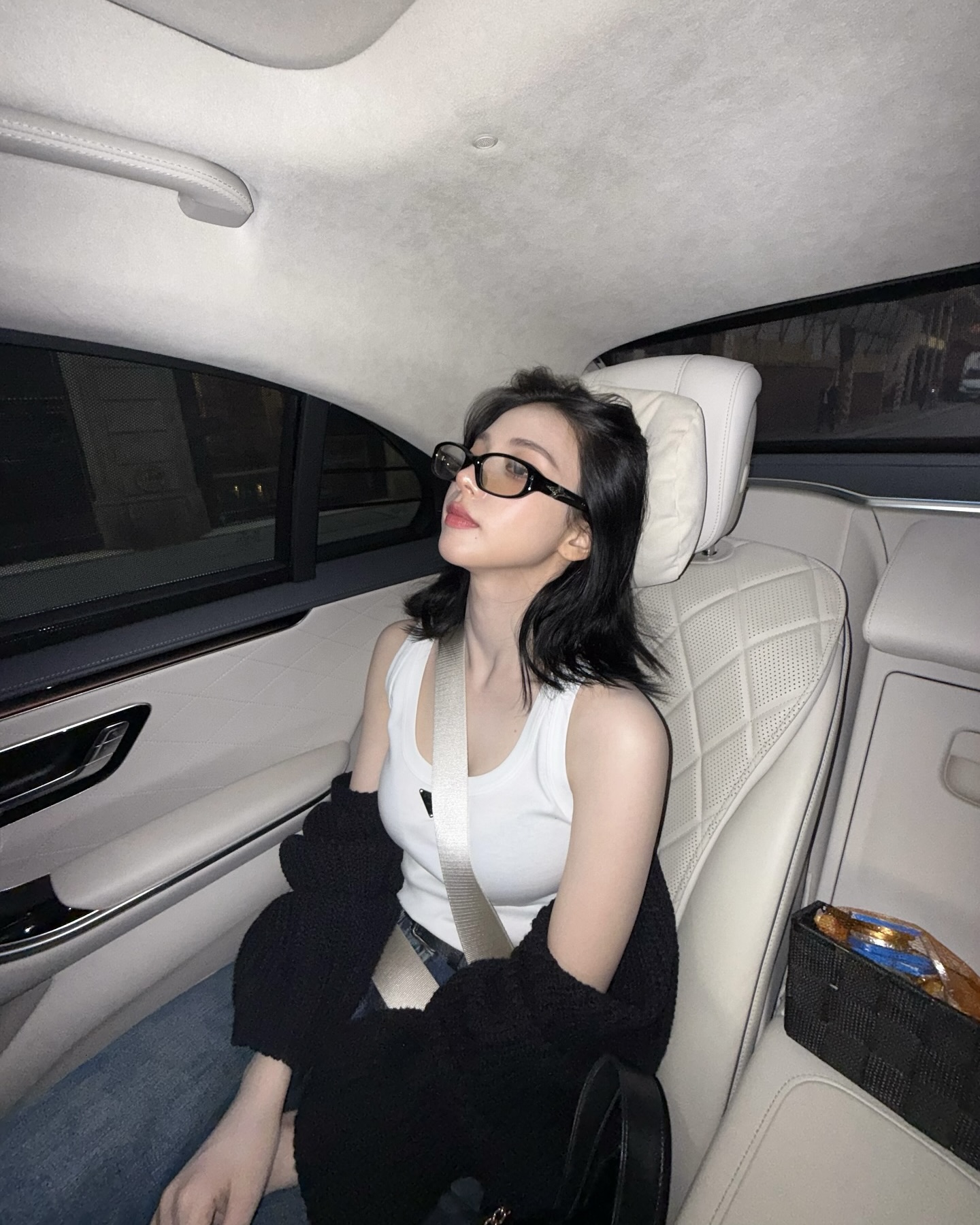 오늘 데일리룩은 카리나 참고하기🖤
일교차 큰 날씨에도 딱 맞는 프라다 간절기 스타일링☁️
프라다로 완성하는 간절기 코디, 지금 소개해드릴게요.
1. 프라다 쁘띠 삭 누아르 나파 버킷 백, 300만 원대
카리나가 착용한 이 가방은 리나일론 소재에 나파 가죽 핸들과 메탈 체인이 더해진 버킷 백입니다. 펜던트가 달린 체인 디테일이 특징인데요. 화이트 슬리브리스와 블랙 가디건을 매치해 모던한 데일리룩을 완성했습니다.
2. 프라다 립 니트 저지 탱크 톱, 130만 원대
코튼 소재의 슬림 핏 디자인으로, 스쿱 넥 라인과 에나멜 메탈 트라이앵글 로고가 포인트입니다. 블랙 가디건과 데님 팬츠를 매치해 미니멀하고 캐주얼한 무드를 완성했습니다. 이미지7