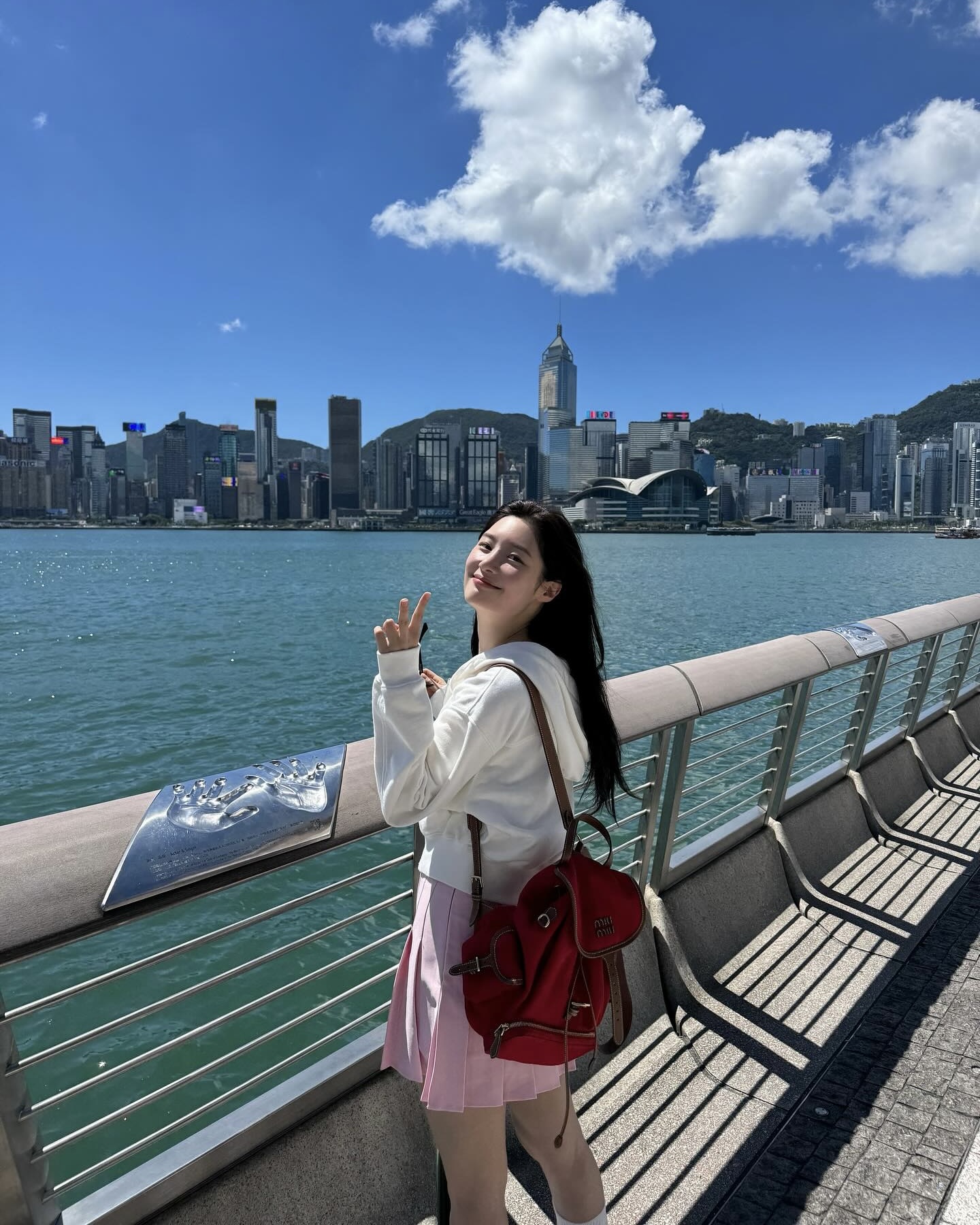가을 등짝 전세낼 백팩💁🏻♀️
사계절 내내 착용하기 좋은 착붙 아이템🖤🎒백팩 참고해 보자
백팩 고민 중이라면, 셀럽픽 럭셔리 백팩 3가지 참고해 보세요.
1. 프라다 미디엄 리나일론 백팩, 300만 원대
카리나가 착용한 백팩은 가볍고 내구성 있는 리사이클 나일론 소재로 내부와 외부에 포켓이 있어 실용적이며, 트라이앵글 로고가 특징인 아이템입니다. 카리나는 미니스커트와 매치해 트렌디한 캠퍼스룩을 연출했습니다.
2. 펜디 블랙 가죽 백팩, 300만 원대
유나가 든 가방은 플랩형 마그네틱 버튼과 가죽 드로스트링 잠금으로 실용적이고, 골드 금속 장식인 FF 클래스프 장식이 돋보이는 제품입니다. 유나는 빈티지한 그레이 팬츠와 매치해 차분하고 시크한 룩을 완성했습니다.
3. 미우미우 캔퍼스 가죽 백팩, 300만 원대
정채연이 착용한 백팩은 레드 캔퍼스와 가죽 조합으로 캐주얼한 무드가 돋보이며, 조절 가능한 숄더 스트랩으로 편안한 착용감이 특징이죠. 정채연은 플리츠스커트와 후드집업을 매치해 발랄하면서도 키치한 스타일을 완성했습니다. 이미지7