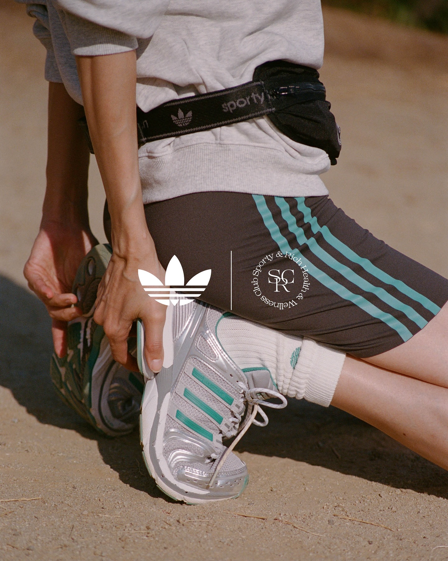 스포티앤리치 x 아디다스🤝 아디스타 컨트롤 5와 함께 돌아온🏃🏻‍♀️스포츠웨어 헤리티지  송혜교, 이지아, 르세라핌 채원이 선택한 스포티앤리치와 아디다스 오리지널스가 러닝에서 영감을 얻은 새로운 협업 컬렉션을 선보였습니다. 아디스타 컨트롤 5 스니커즈 두 가지 컬러웨이와 함께 스포츠 브라, 맨투맨, 바람막이 등 다양한 의류와 액세서리를 포함해 90년대 스포츠웨어 감성을 현대적으로 풀어냈습니다.  이번 협업은 러닝의 기능성과 클래식한 스포츠웨어 미학을 동시에 담아낸 시도로, 실용성과 스타일을 모두 잡았습니다. 이미지